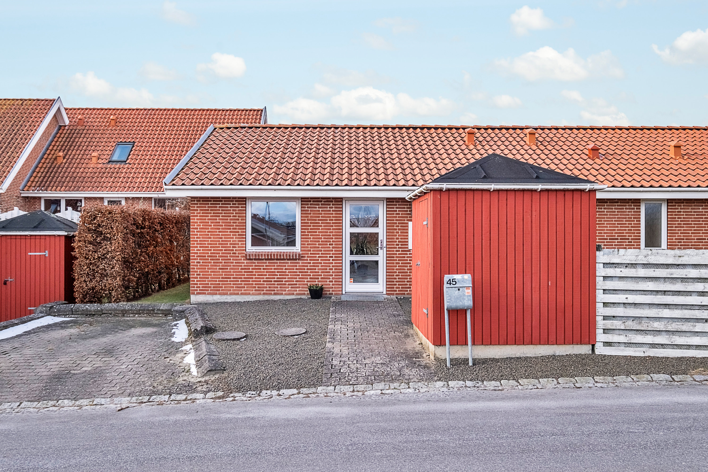 Fremhævet facade billede i fuldskærmstilstand. Billede af Bøgehaven 45, 8520 Lystrup