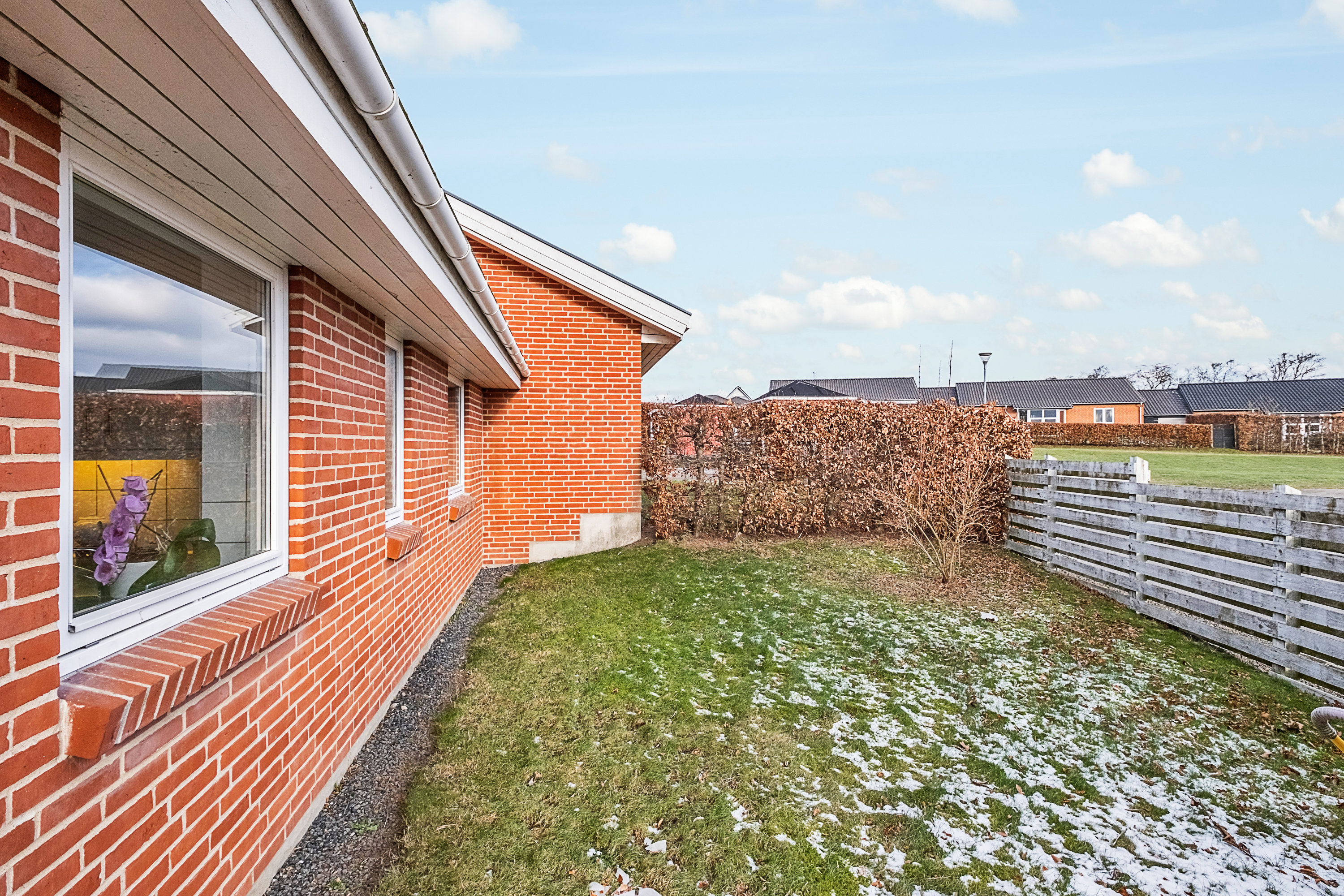 Fremhævet forhave billede i fuldskærmstilstand. Billede af Bøgehaven 45, 8520 Lystrup