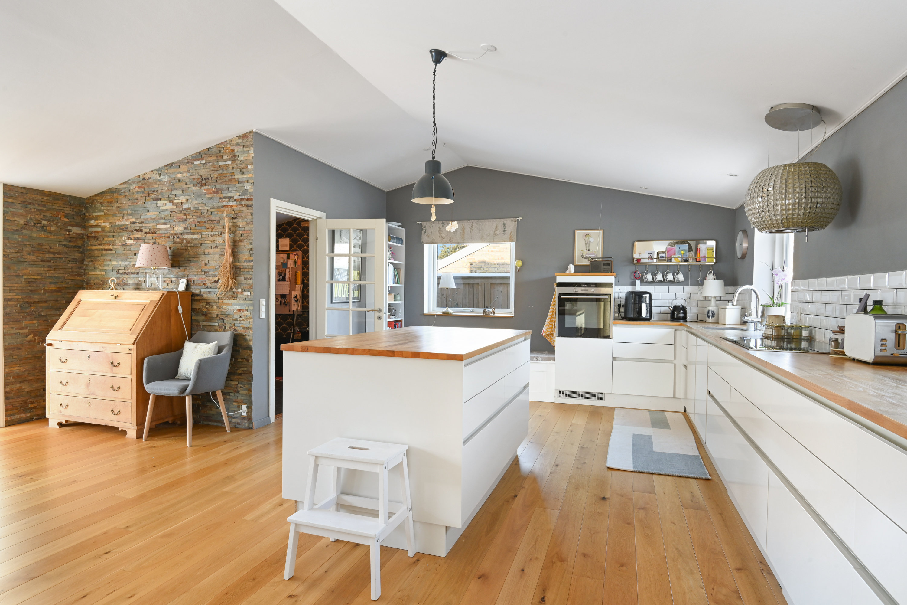 Fremhævet  billede i fuldskærmstilstand. Billede af Æblerosestien 1, 3460 Birkerød