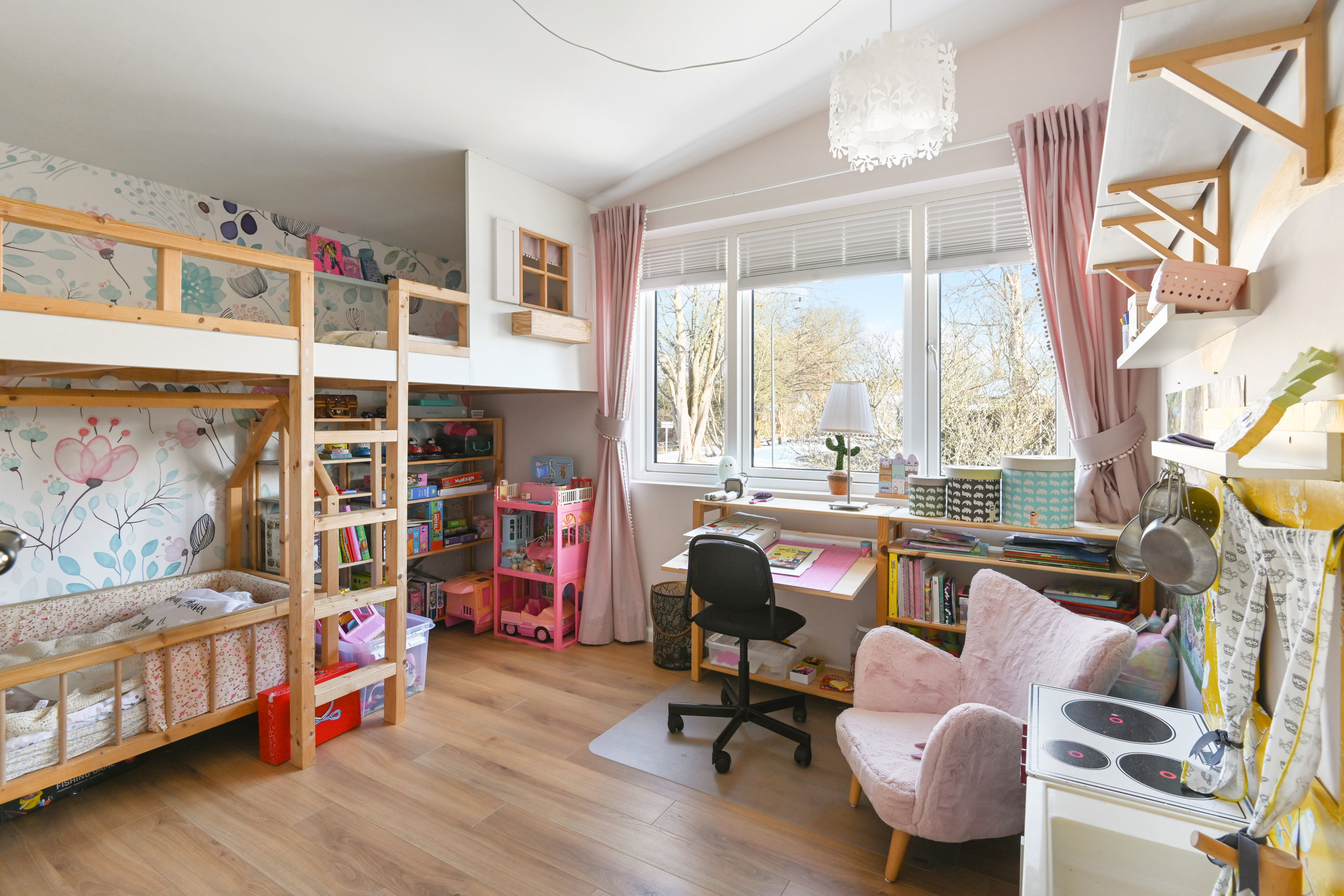 Fremhævet  billede i fuldskærmstilstand. Billede af Æblerosestien 1, 3460 Birkerød