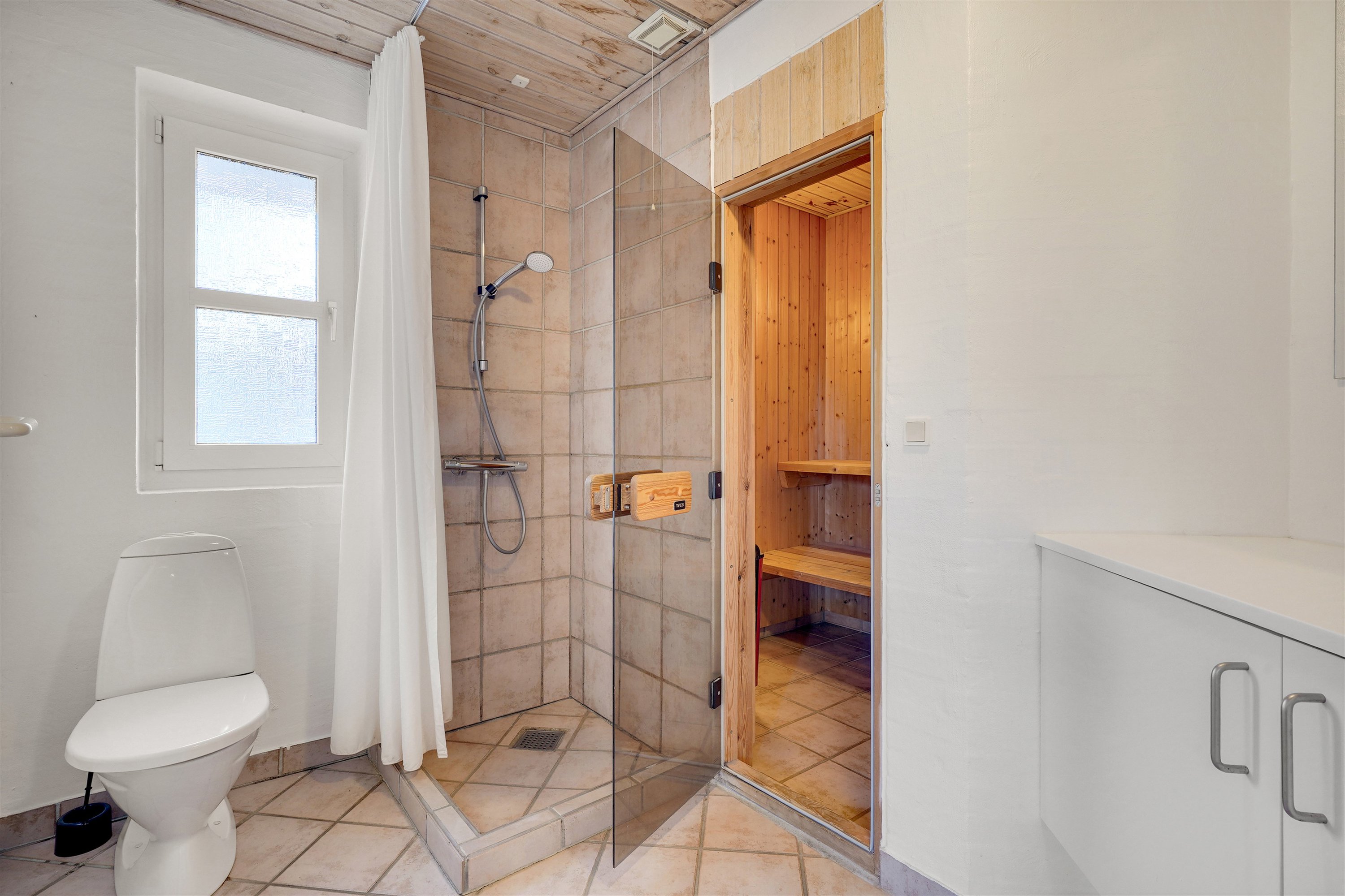 Fremhævet badeværelse billede i fuldskærmstilstand. Billede af Hovej 4A, 64., 6857 Blåvand