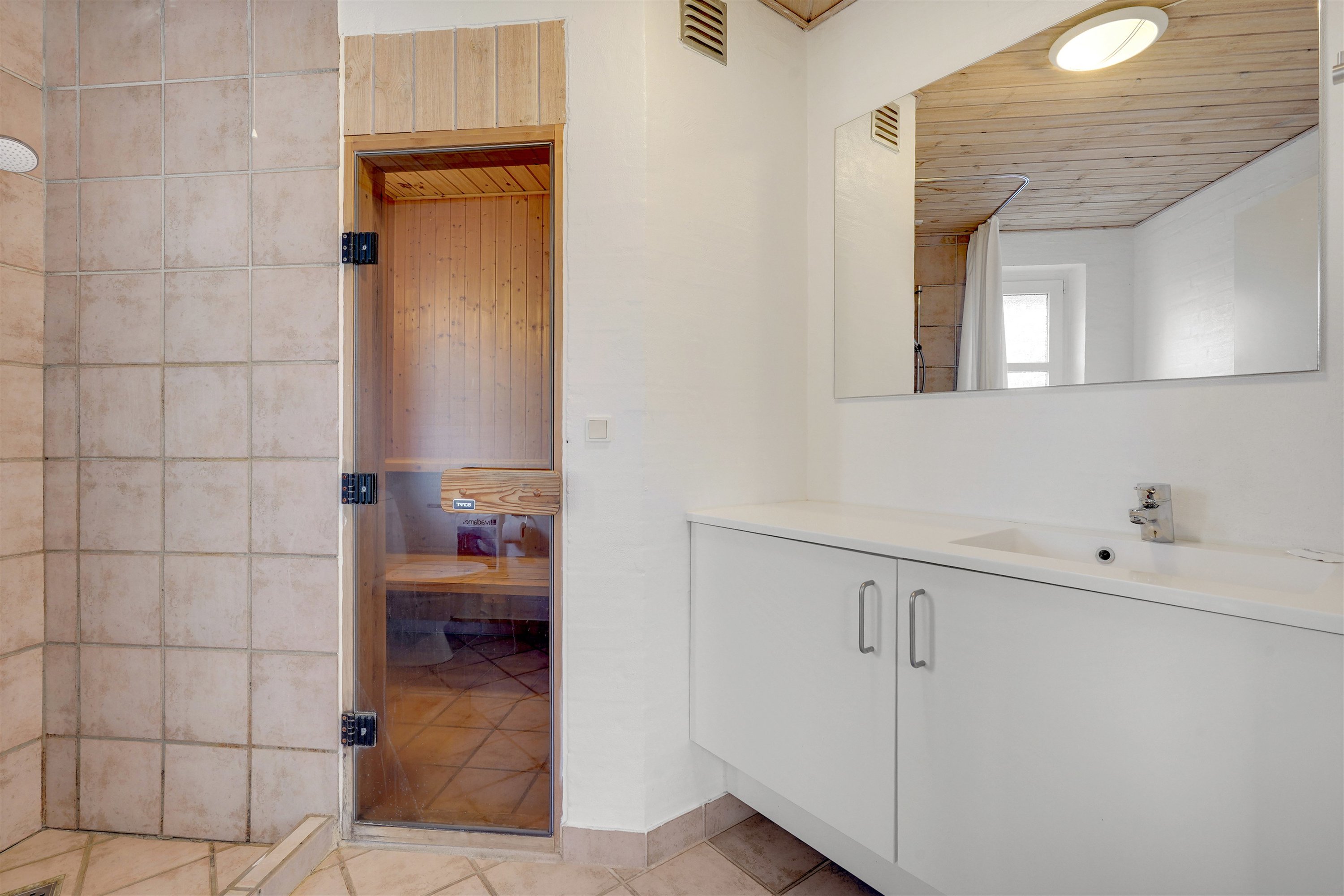 Fremhævet badeværelse billede i fuldskærmstilstand. Billede af Hovej 4A, 64., 6857 Blåvand