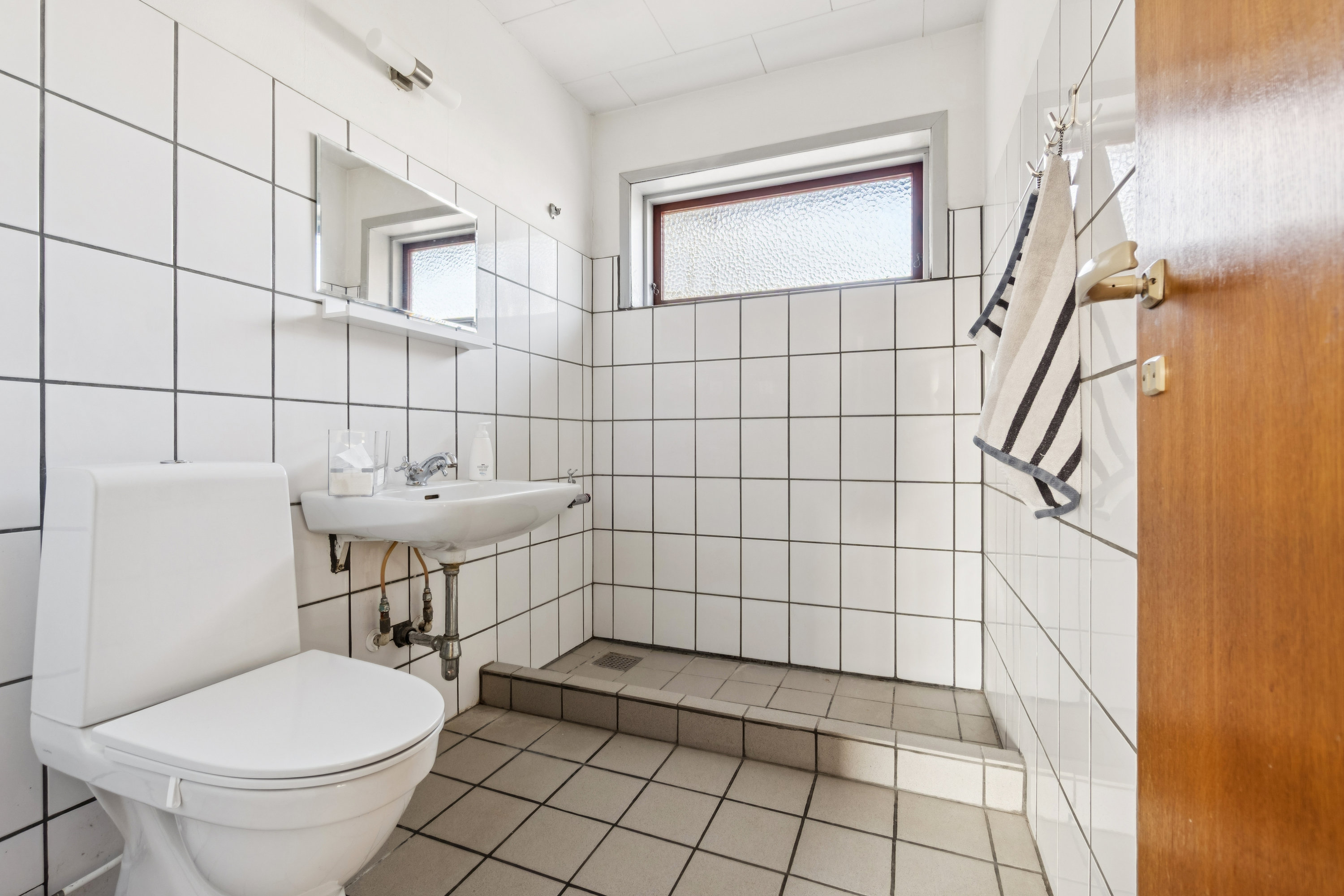 Fremhævet badeværelse billede i fuldskærmstilstand. Billede af Varnæsvigvej 27, Varnæs, 6200 Aabenraa