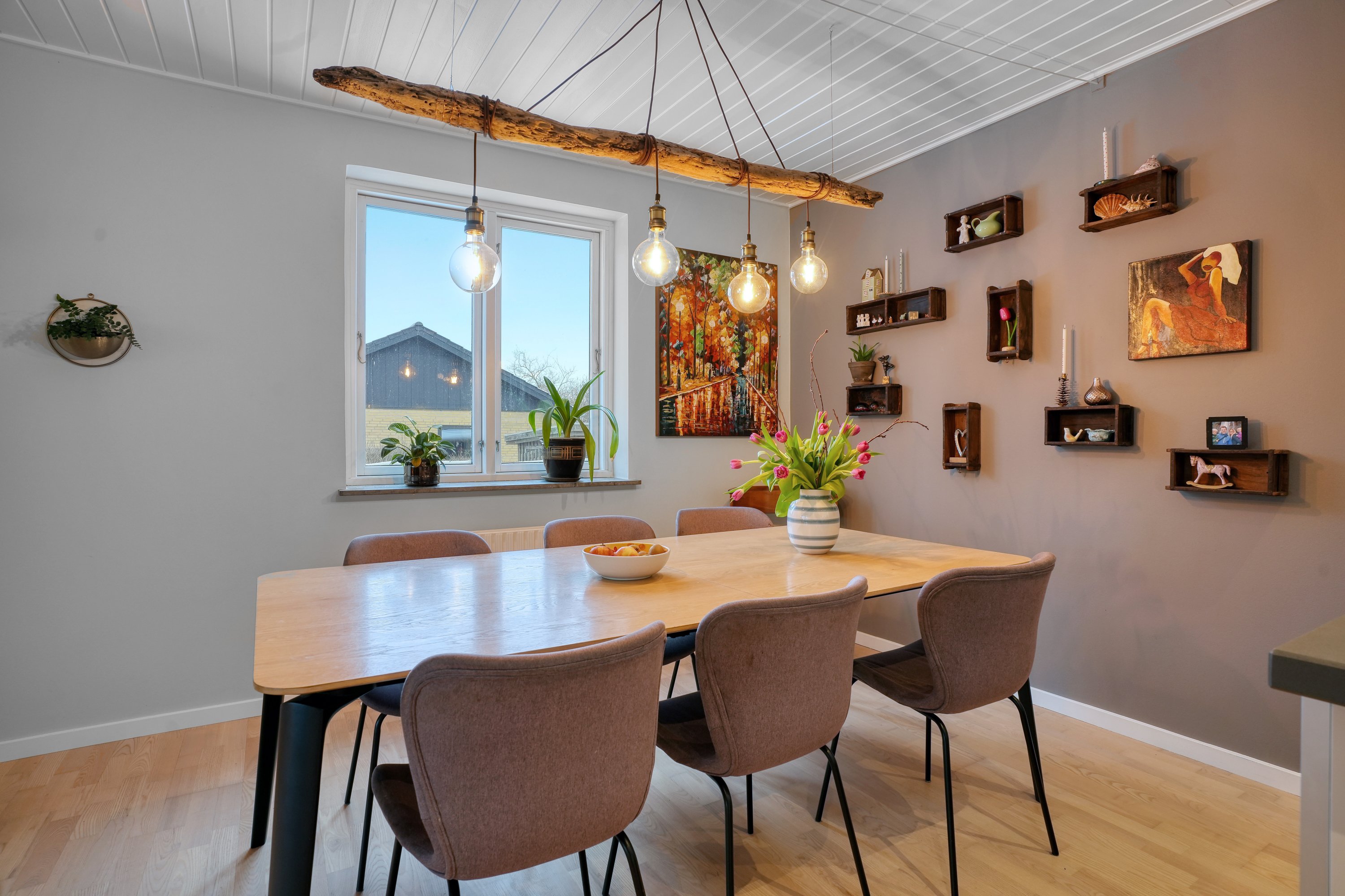 Fremhævet spisestue billede i fuldskærmstilstand. Billede af Birgitte Gøyesvej 28, 3400 Hillerød