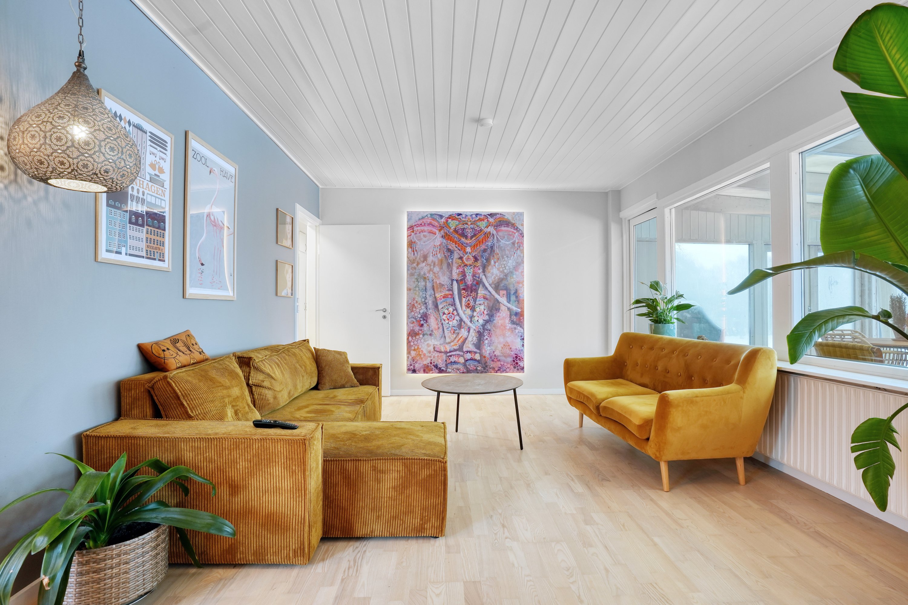 Fremhævet stue billede i fuldskærmstilstand. Billede af Birgitte Gøyesvej 28, 3400 Hillerød