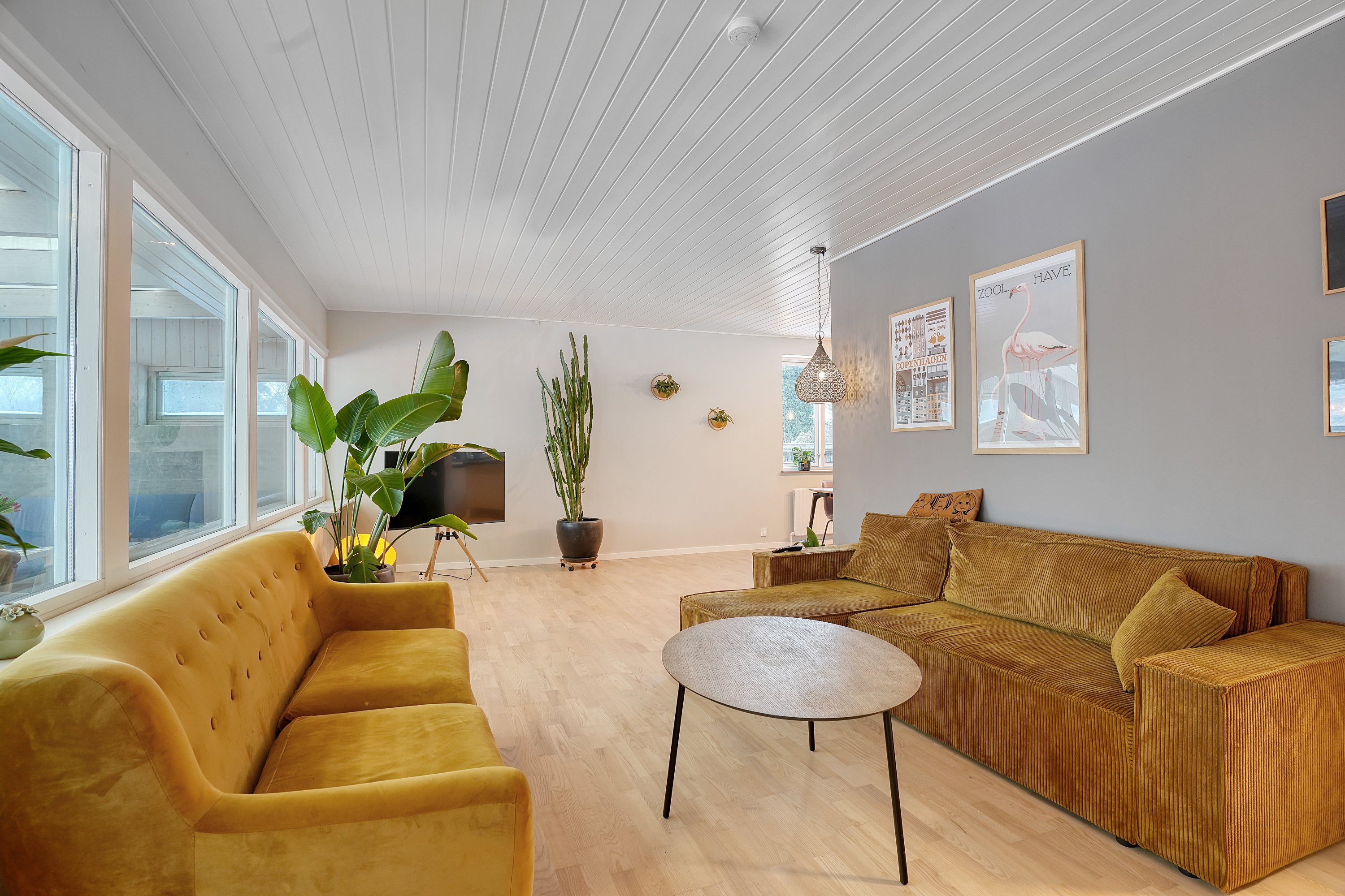 Fremhævet stue billede i fuldskærmstilstand. Billede af Birgitte Gøyesvej 28, 3400 Hillerød