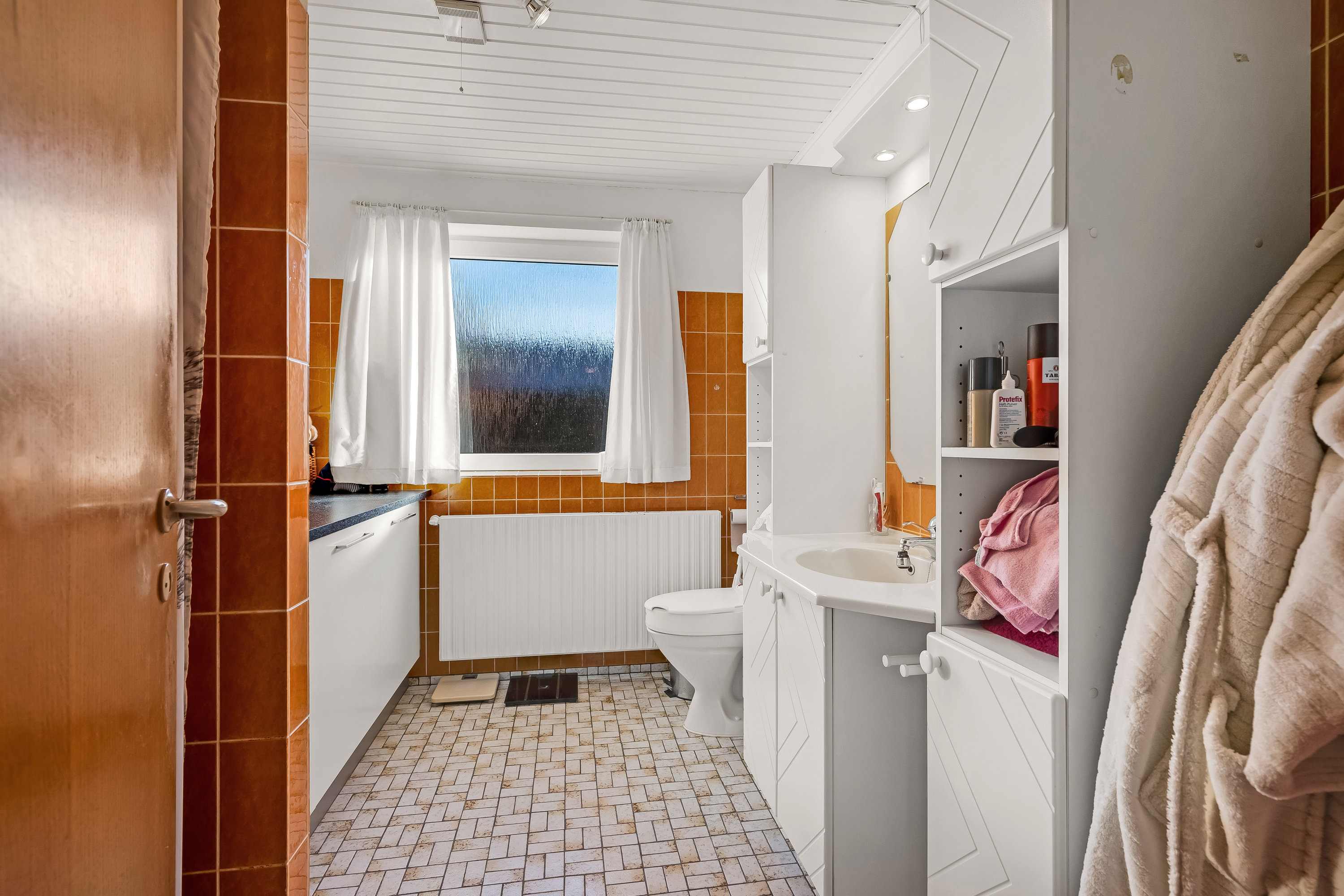 Fremhævet badeværelse billede i fuldskærmstilstand. Billede af Engdraget 12, 6940 Lem St