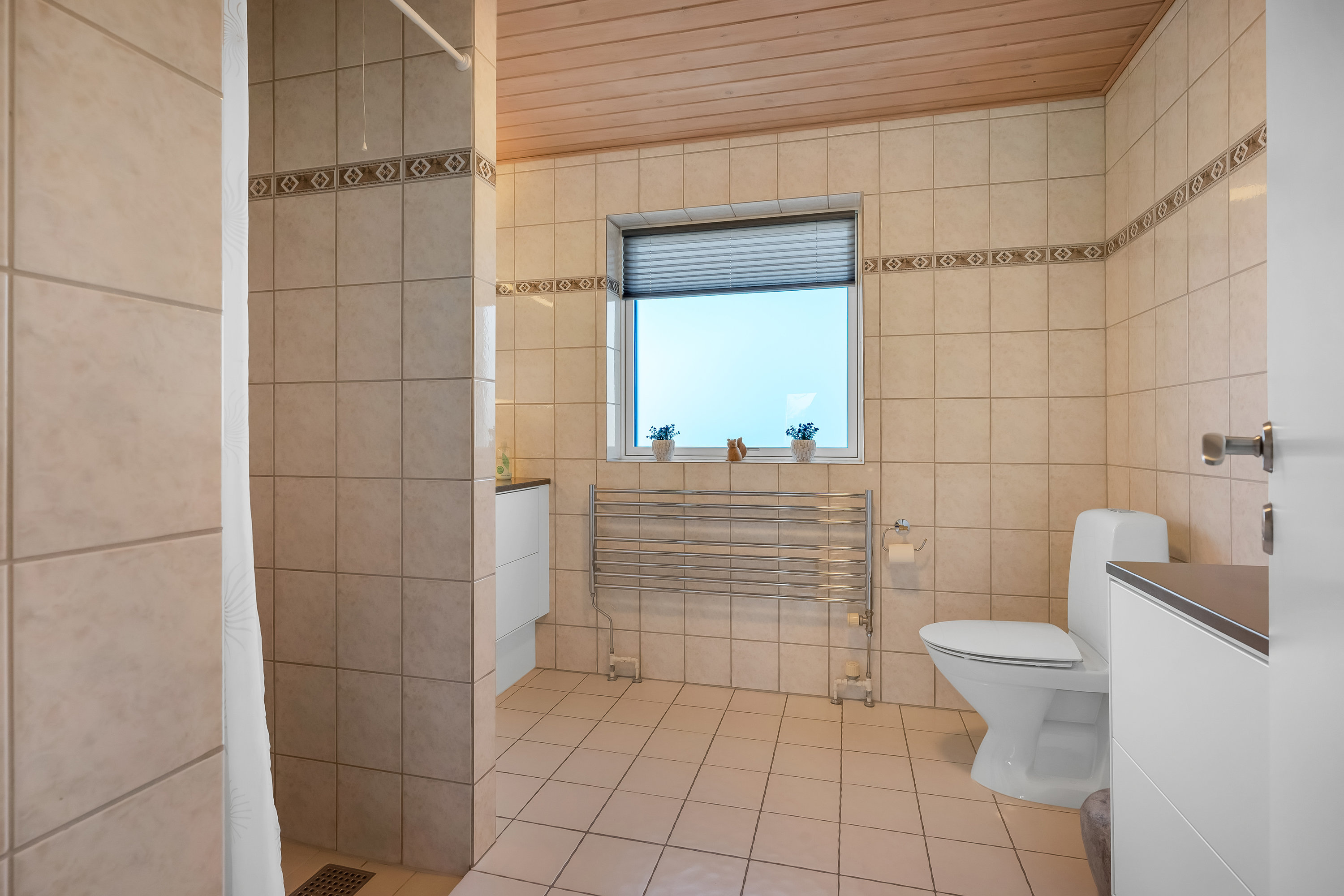 Fremhævet badeværelse billede i fuldskærmstilstand. Billede af Kærsangervej 19, Rindum, 6950 Ringkøbing