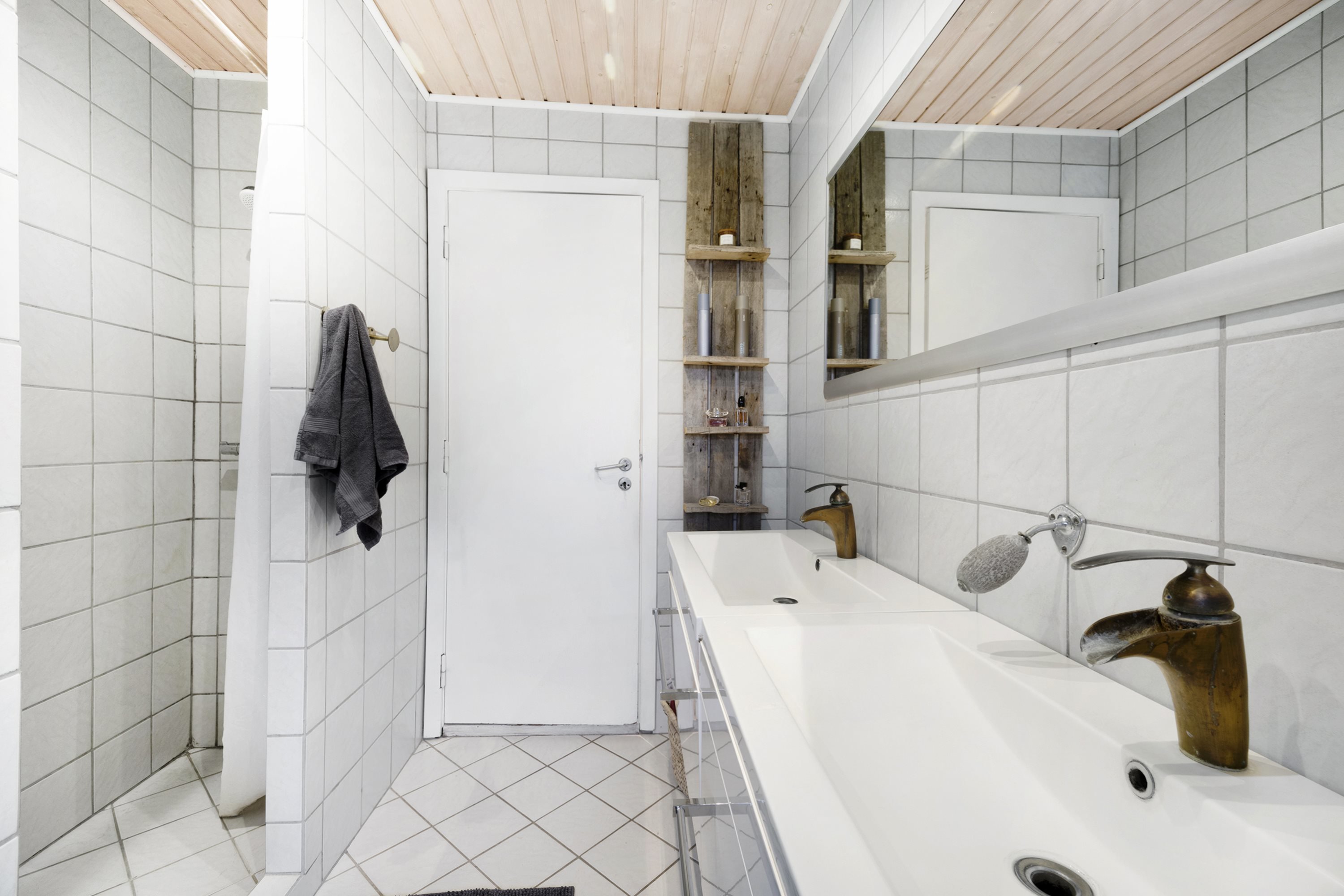 Fremhævet badeværelse billede i fuldskærmstilstand. Billede af Skovvangen 9, 5683 Haarby