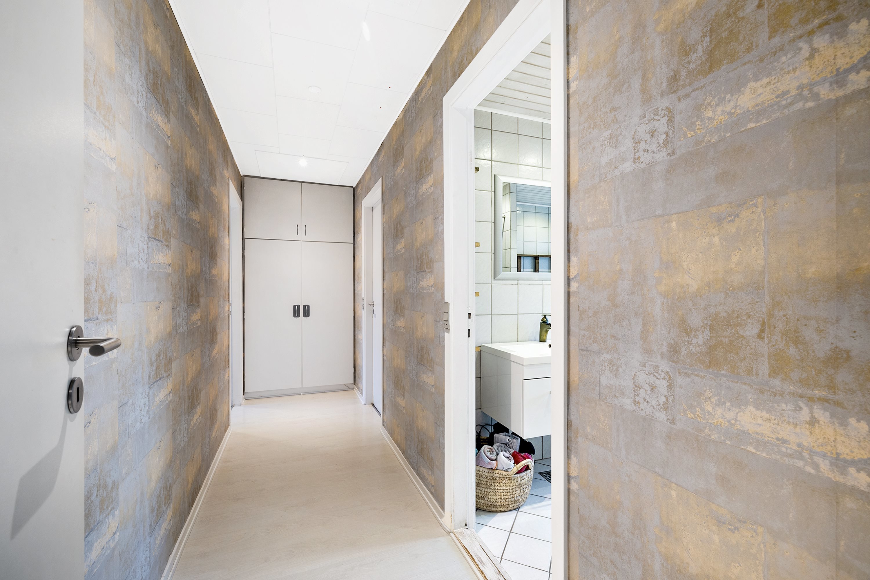 Fremhævet gang billede i fuldskærmstilstand. Billede af Skovvangen 9, 5683 Haarby