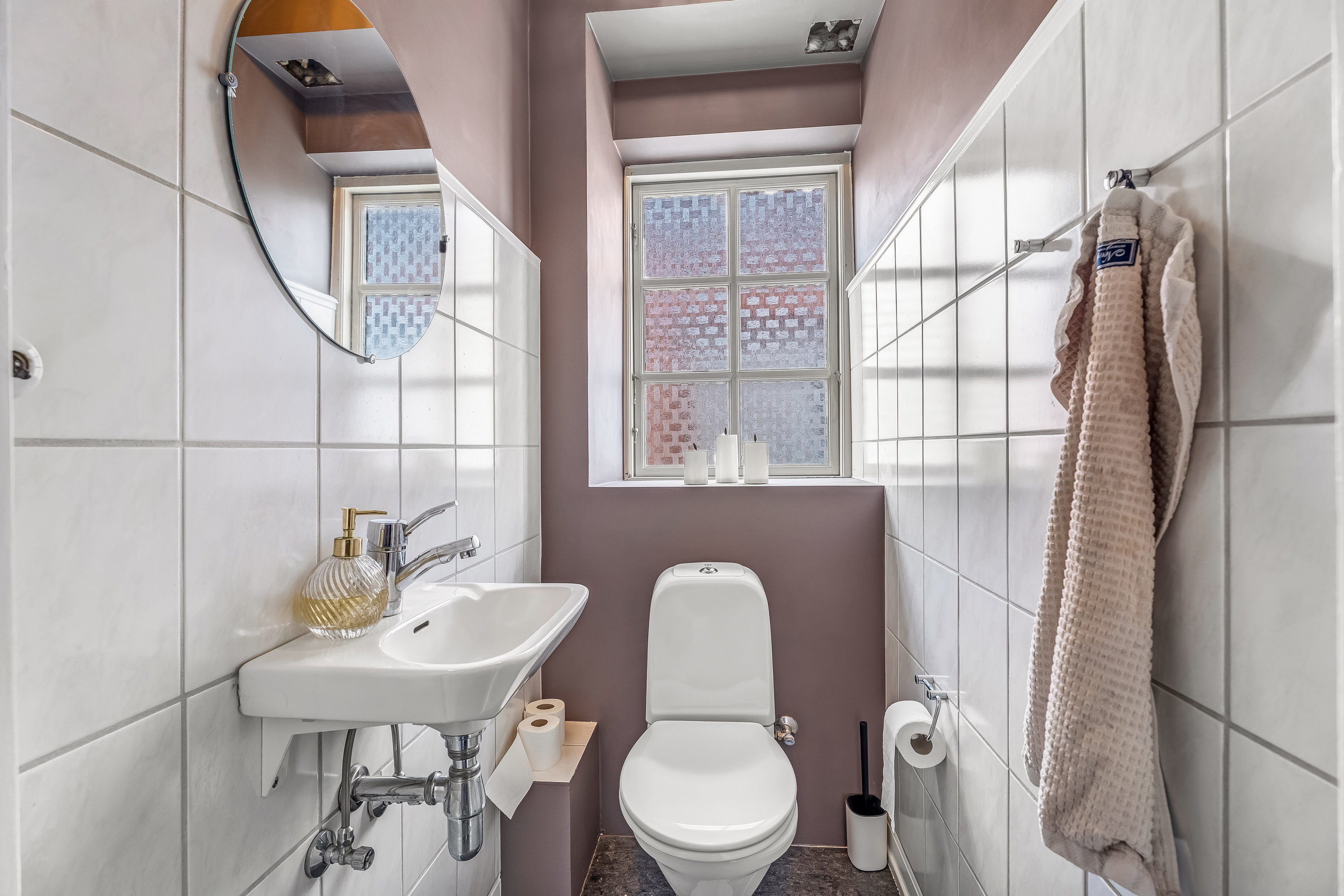 Fremhævet toilet billede i fuldskærmstilstand. Billede af Rosenvænget 26, 4800 Nykøbing F