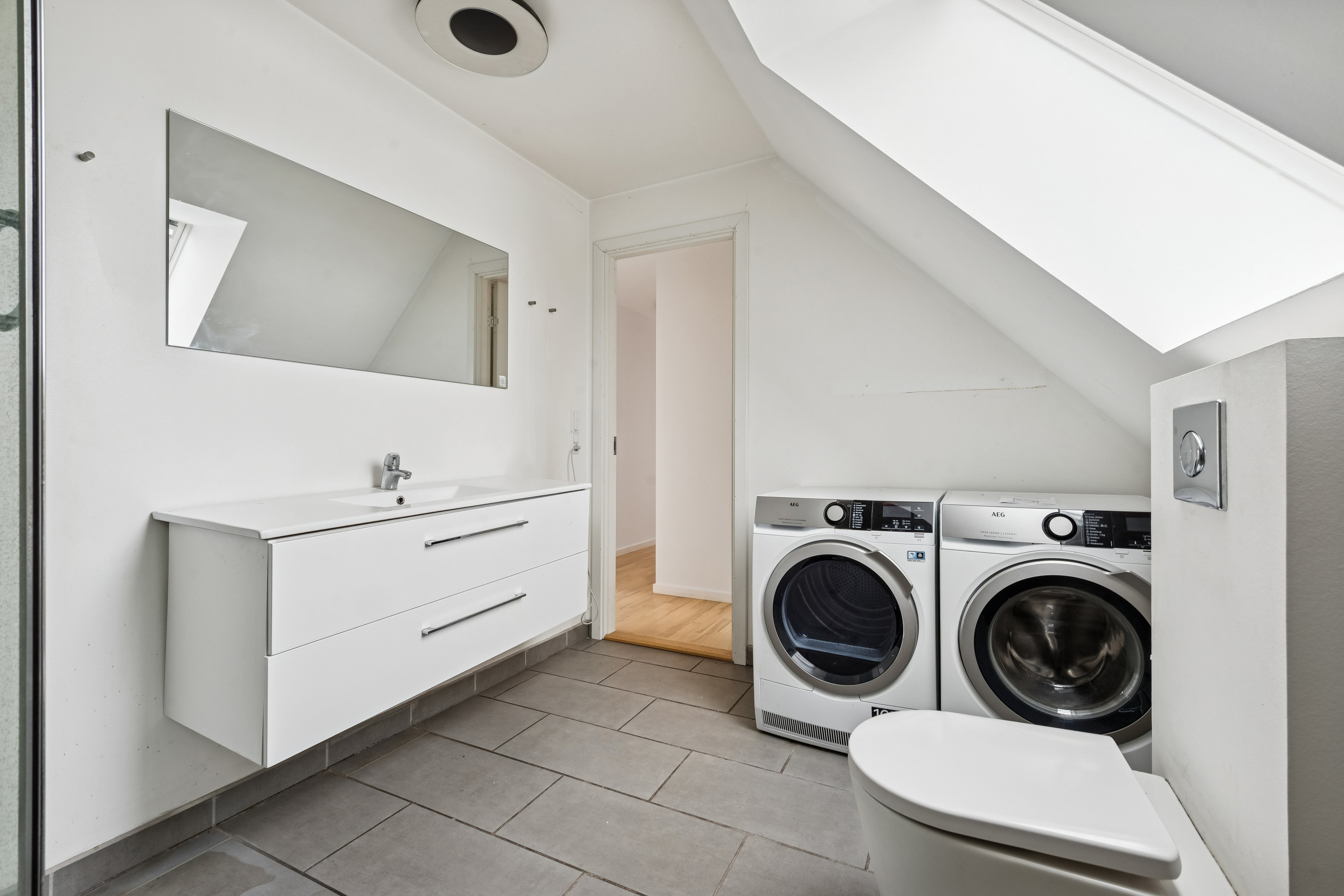 Fremhævet badeværelse billede i fuldskærmstilstand. Billede af Birkemosen 4, 2640 Hedehusene