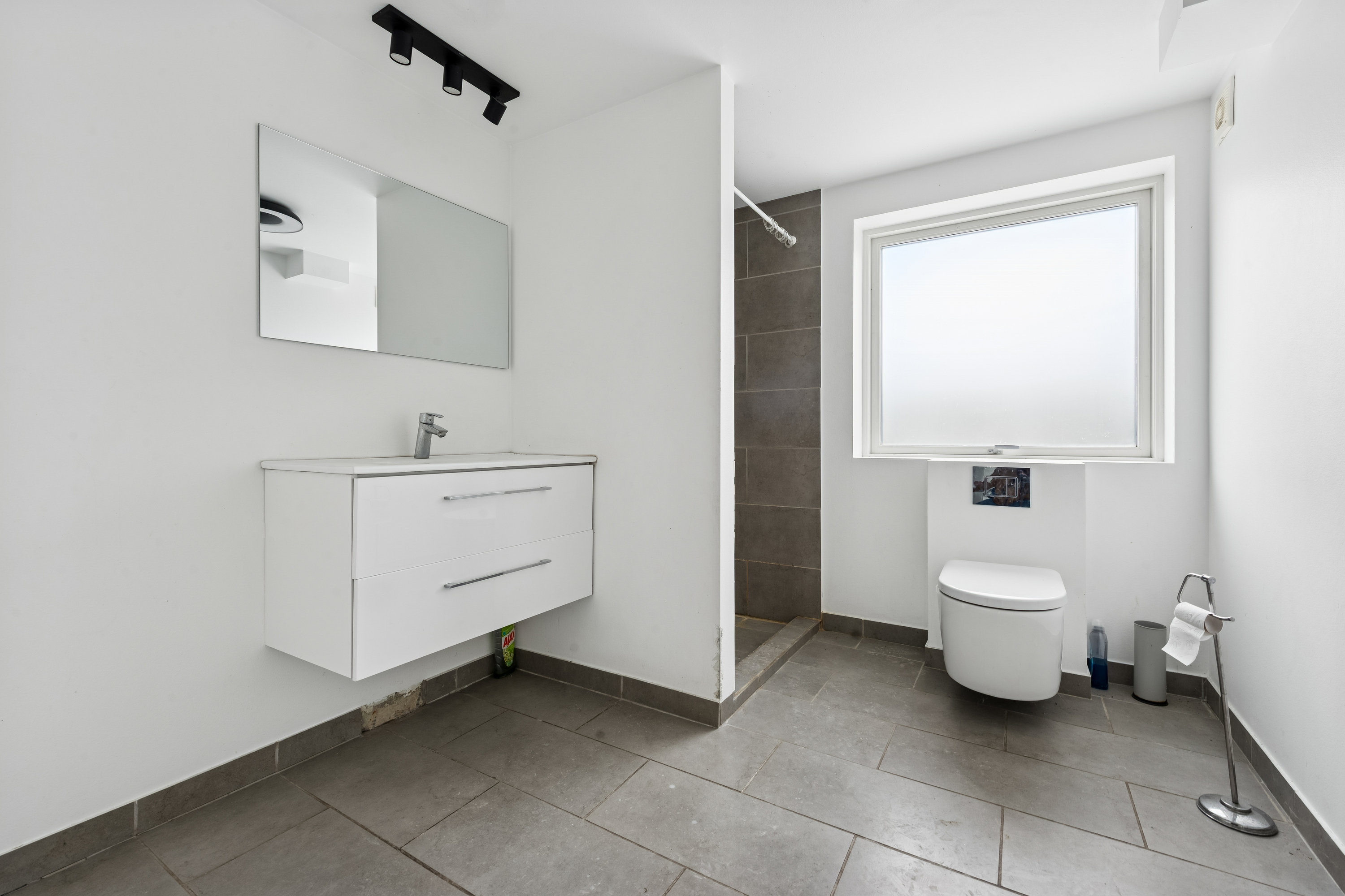 Fremhævet badeværelse billede i fuldskærmstilstand. Billede af Birkemosen 4, 2640 Hedehusene