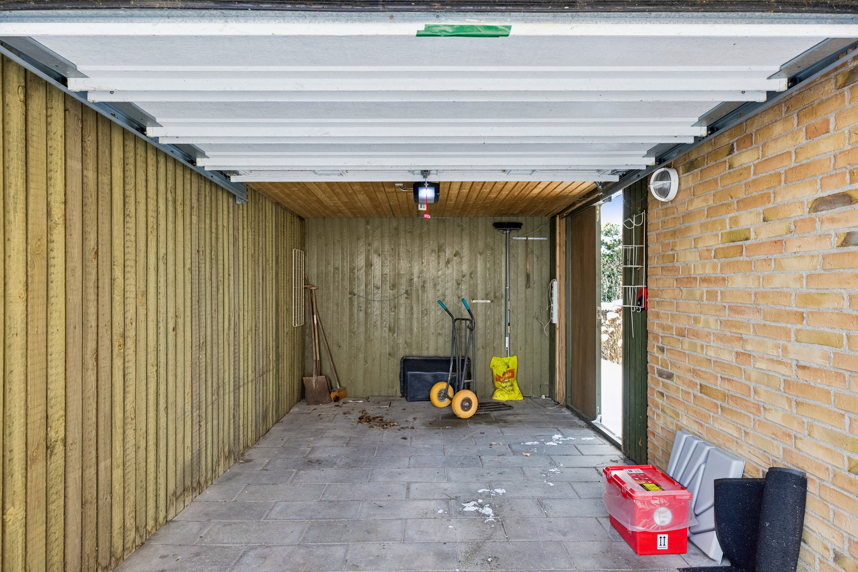 Fremhævet garage billede i fuldskærmstilstand. Billede af Majkær 13, 6310 Broager