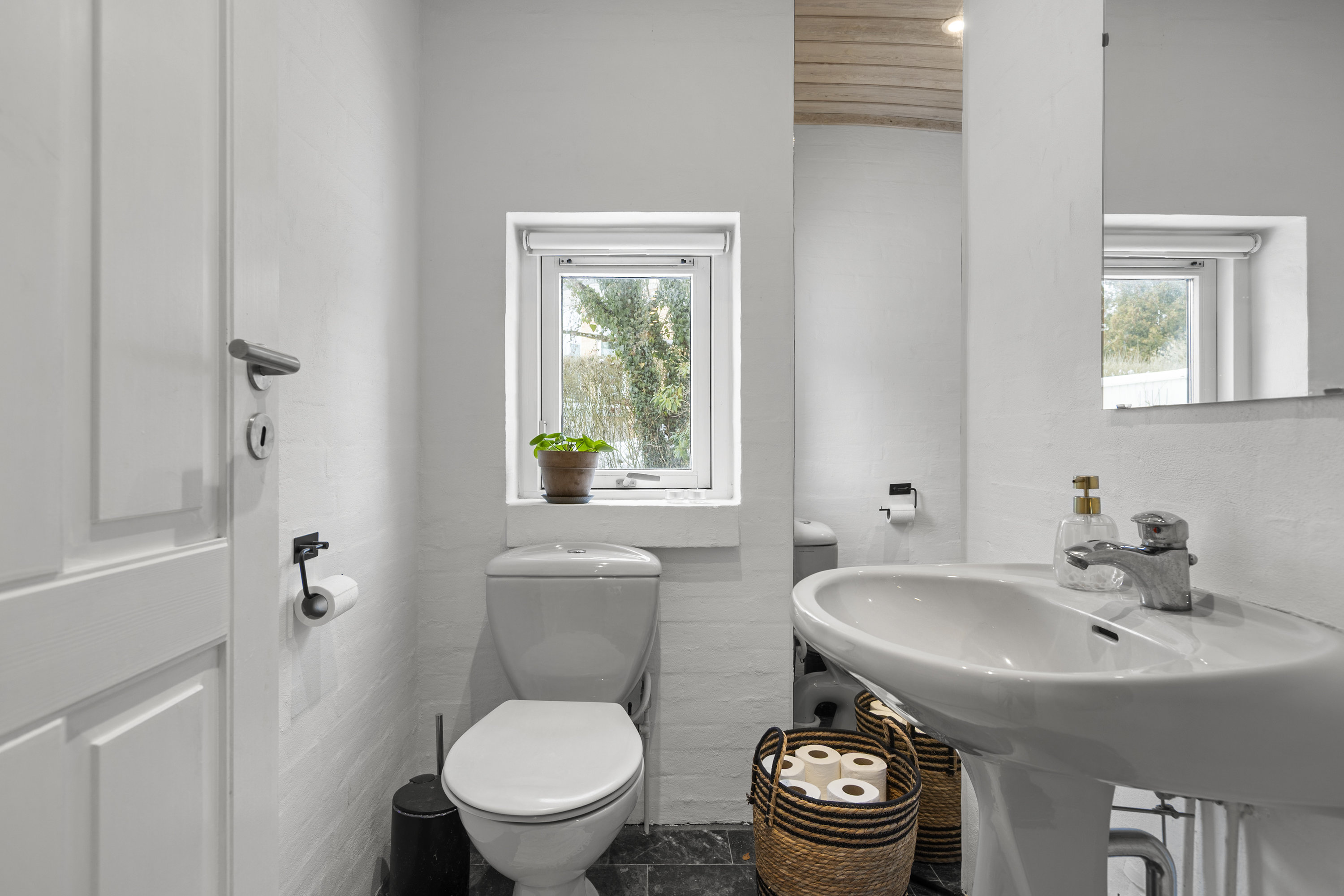 Fremhævet toilet billede i fuldskærmstilstand. Billede af Kongevejen 5B, 4200 Slagelse