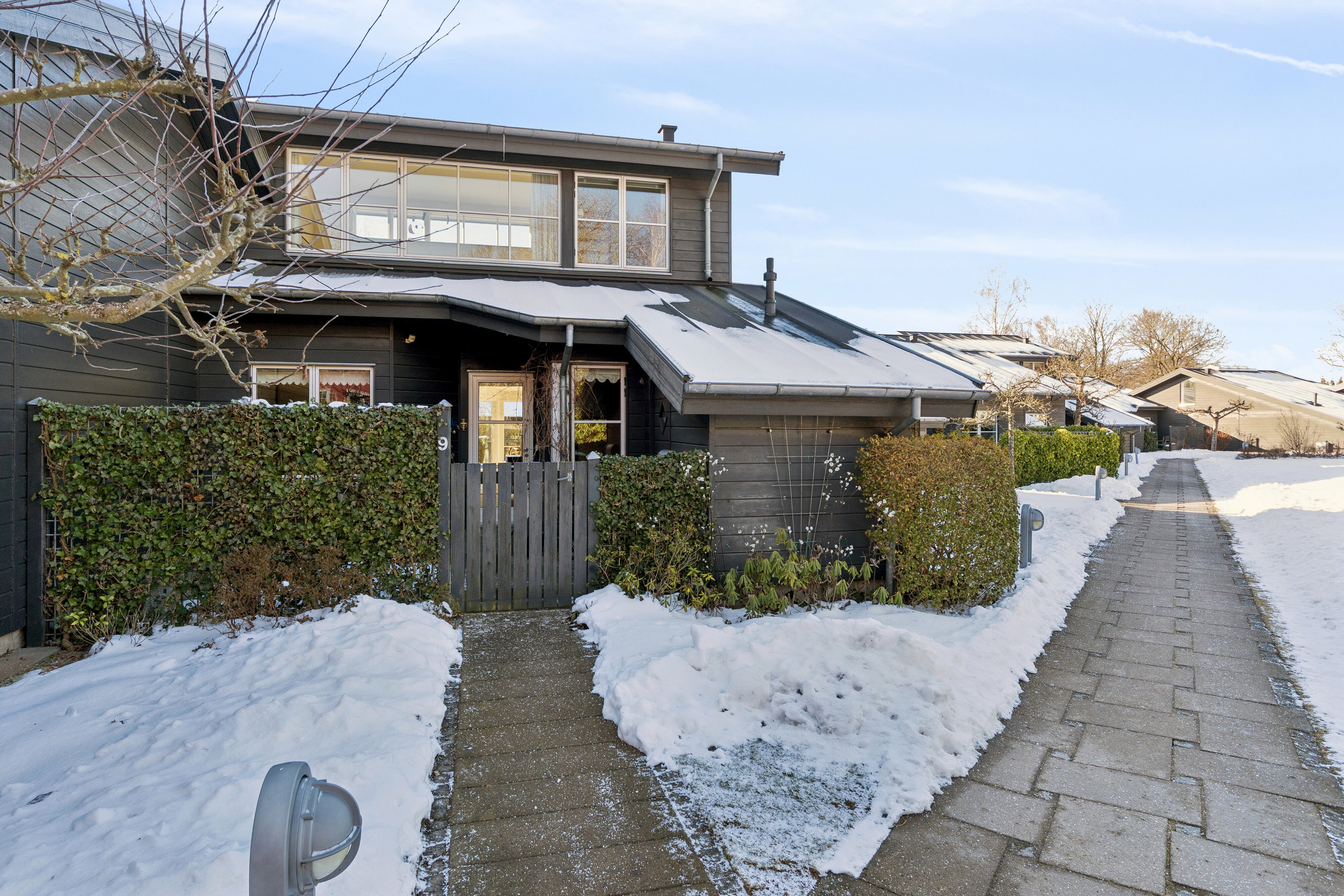 Fremhævet set fra vejen billede i fuldskærmstilstand. Billede af Trørødlund 9, Trørød, 2950 Vedbæk