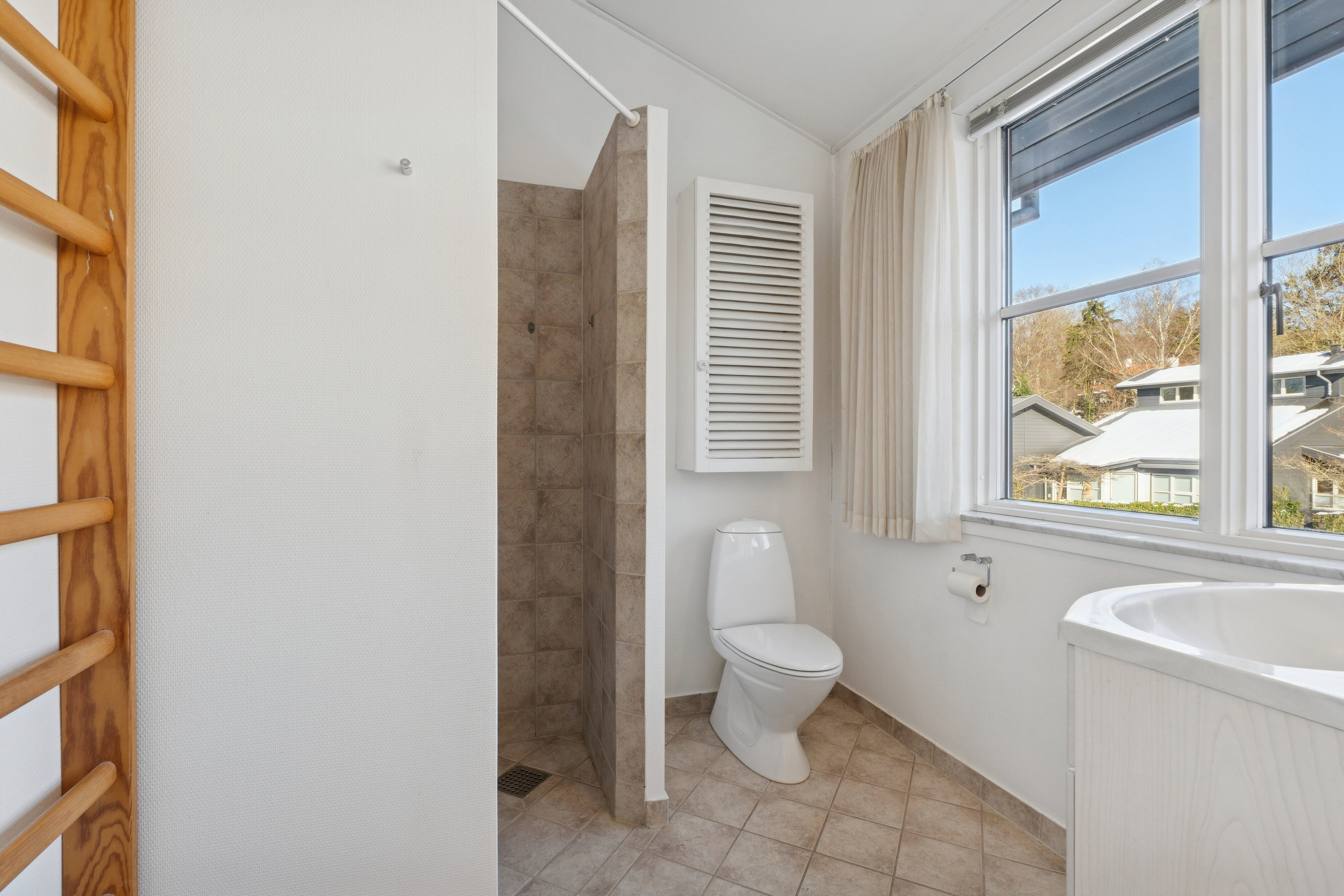 Fremhævet badeværelse billede i fuldskærmstilstand. Billede af Trørødlund 9, Trørød, 2950 Vedbæk