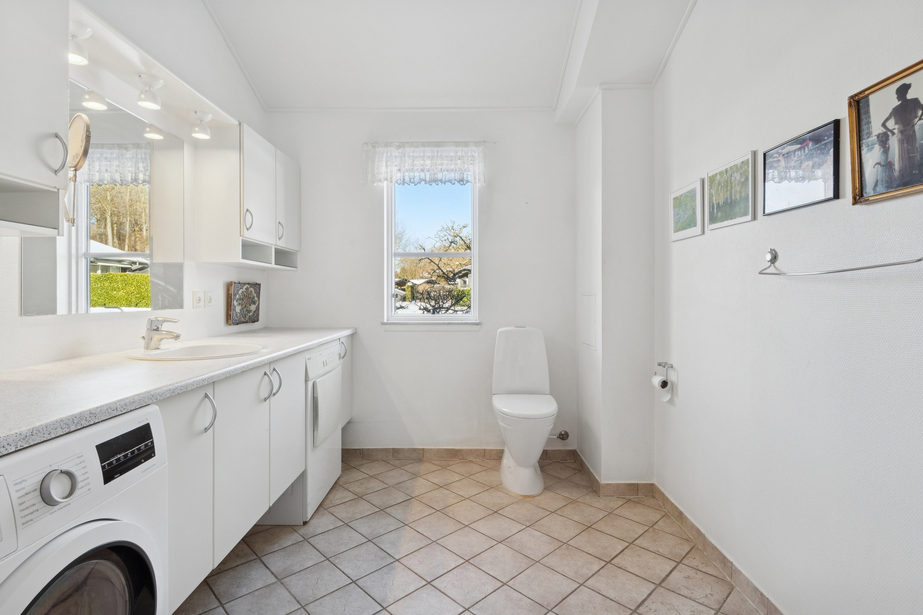 Fremhævet badeværelse billede i fuldskærmstilstand. Billede af Trørødlund 9, Trørød, 2950 Vedbæk