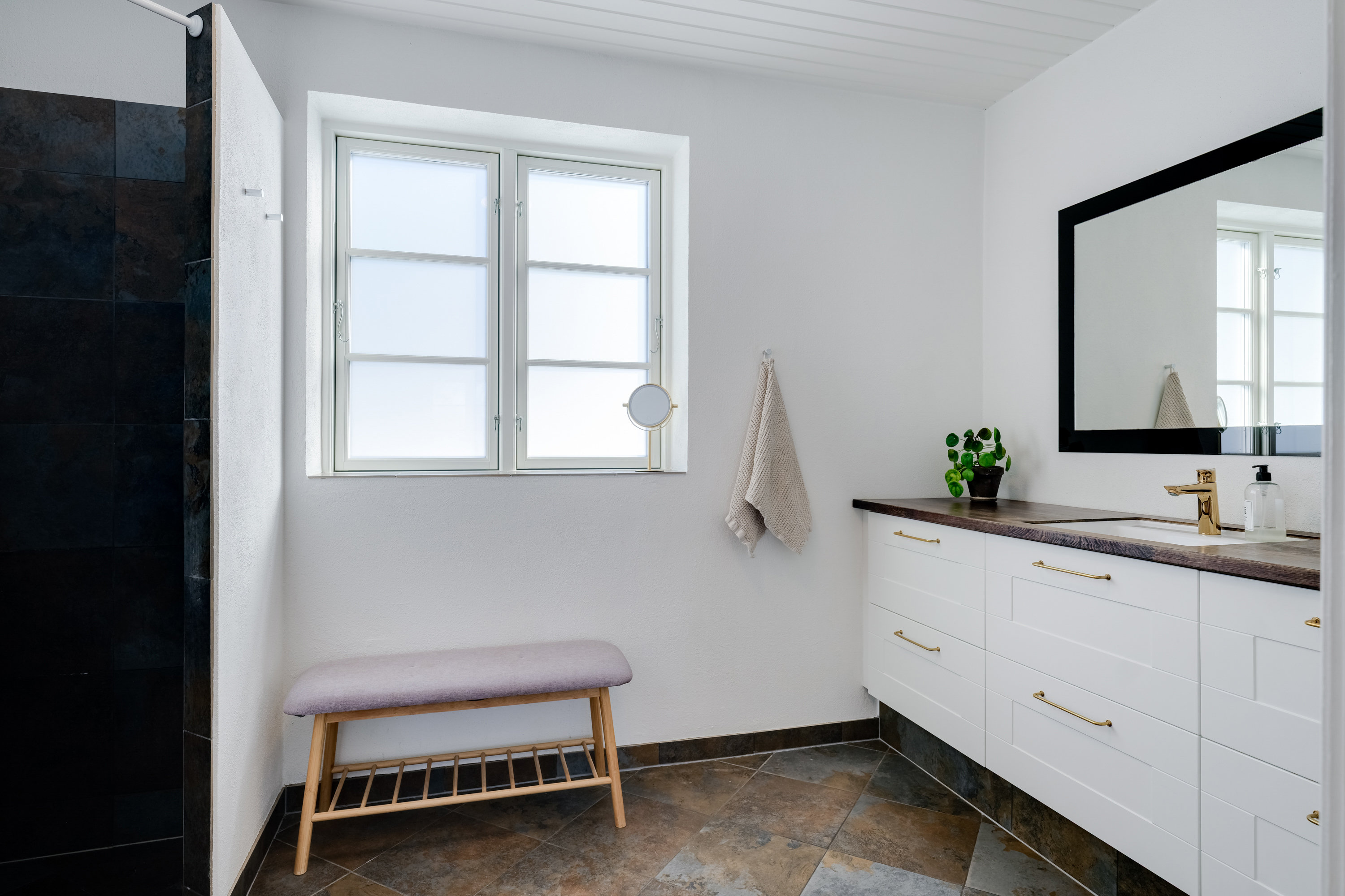 Fremhævet badeværelse billede i fuldskærmstilstand. Billede af Byllerup 3, 5580 Nørre Aaby