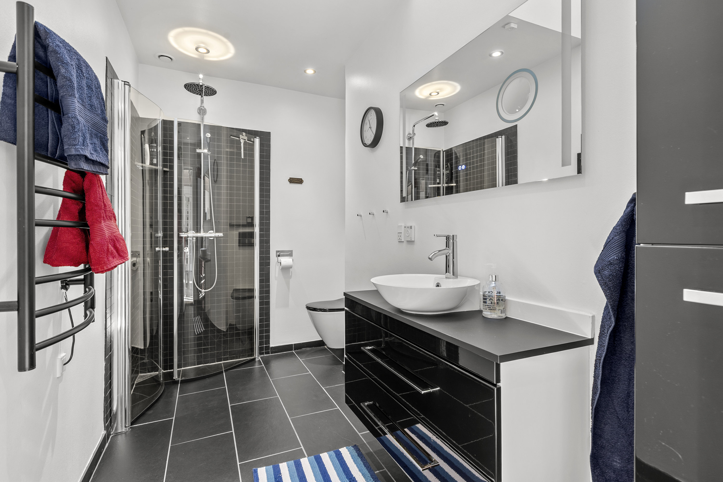 Fremhævet badeværelse billede i fuldskærmstilstand. Billede af Tuevej 3, 3630 Jægerspris