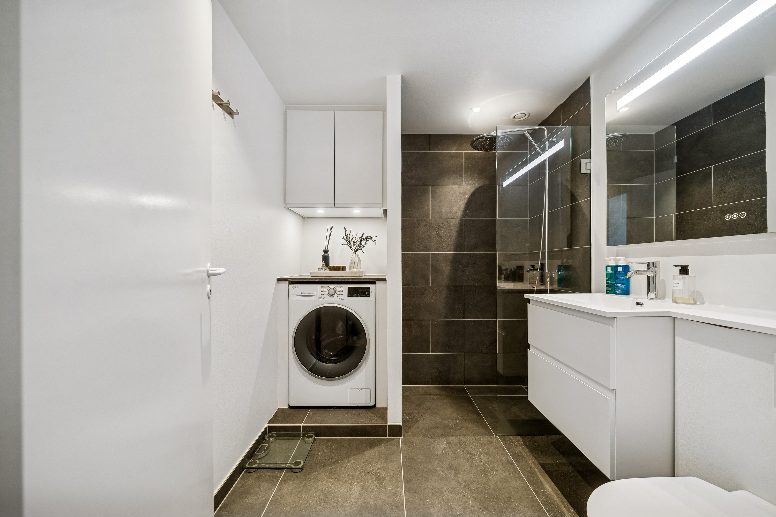 Fremhævet badeværelse billede i fuldskærmstilstand. Billede af Jens Lillelunds Vej 3, 2. mf., 2920 Charlottenlund