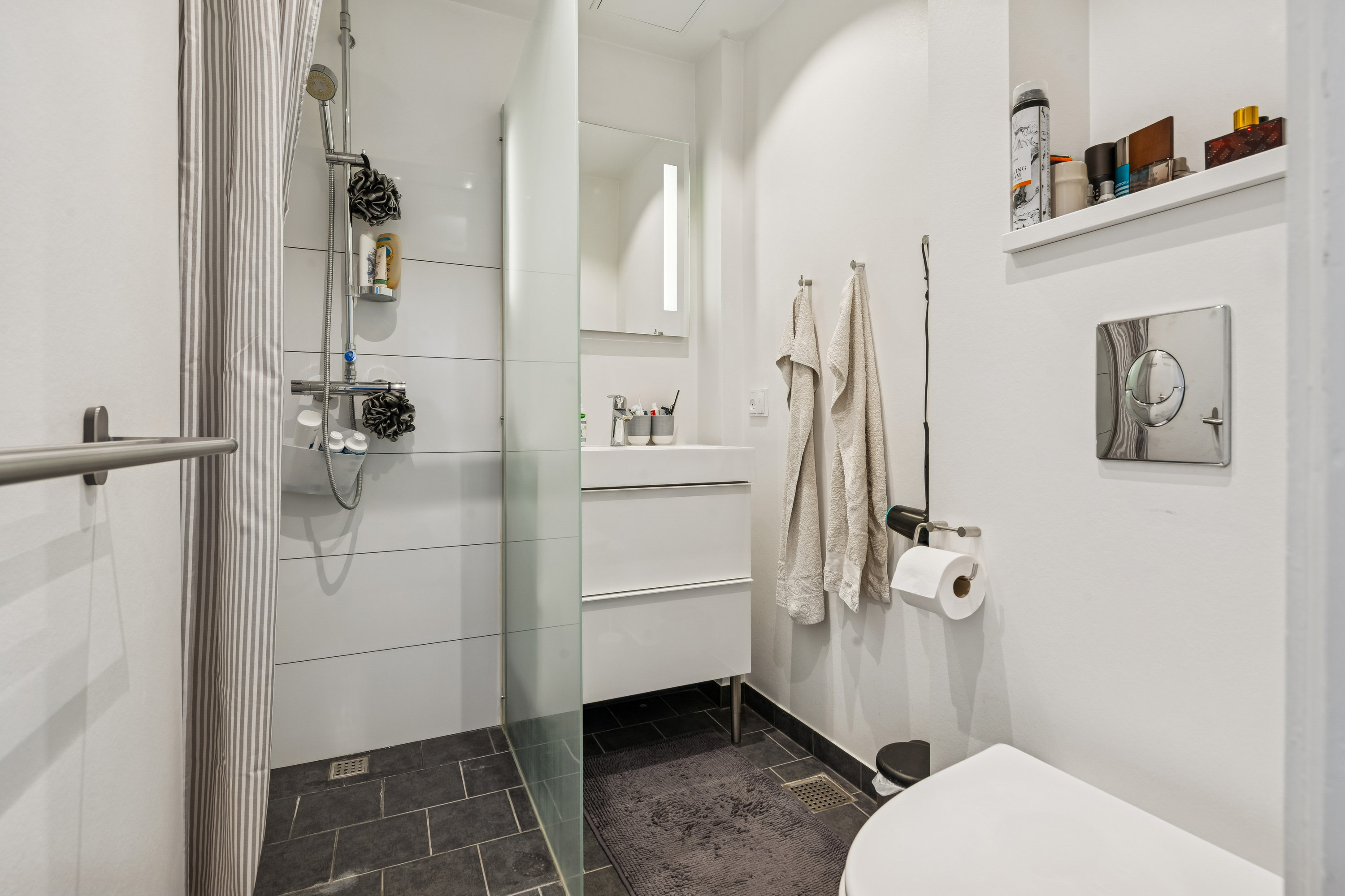 Fremhævet badeværelse billede i fuldskærmstilstand. Billede af Markskellet 8, 3. tv., 2720 Vanløse