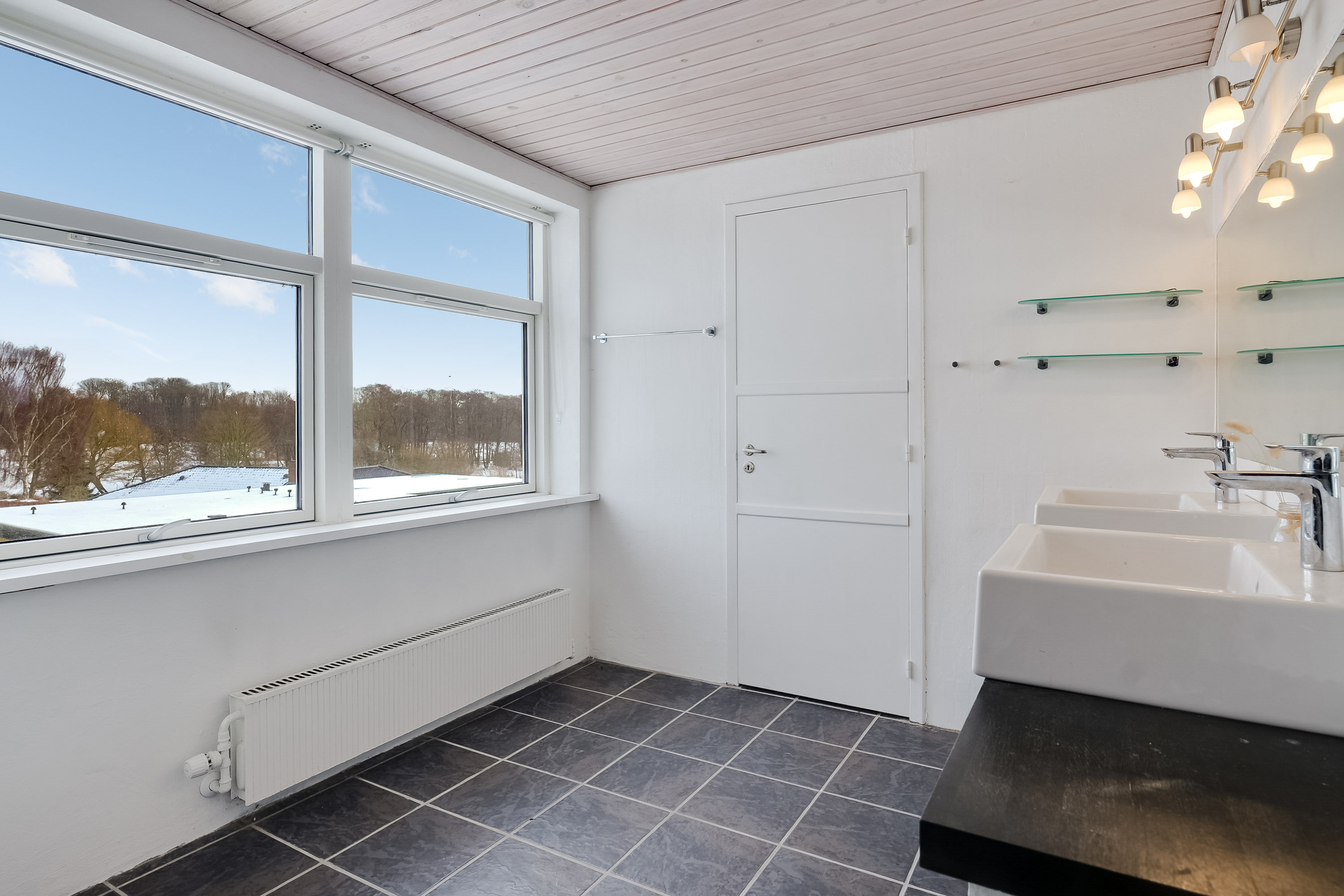Fremhævet badeværelse billede i fuldskærmstilstand. Billede af Krokusvænget 3, 5540 Ullerslev