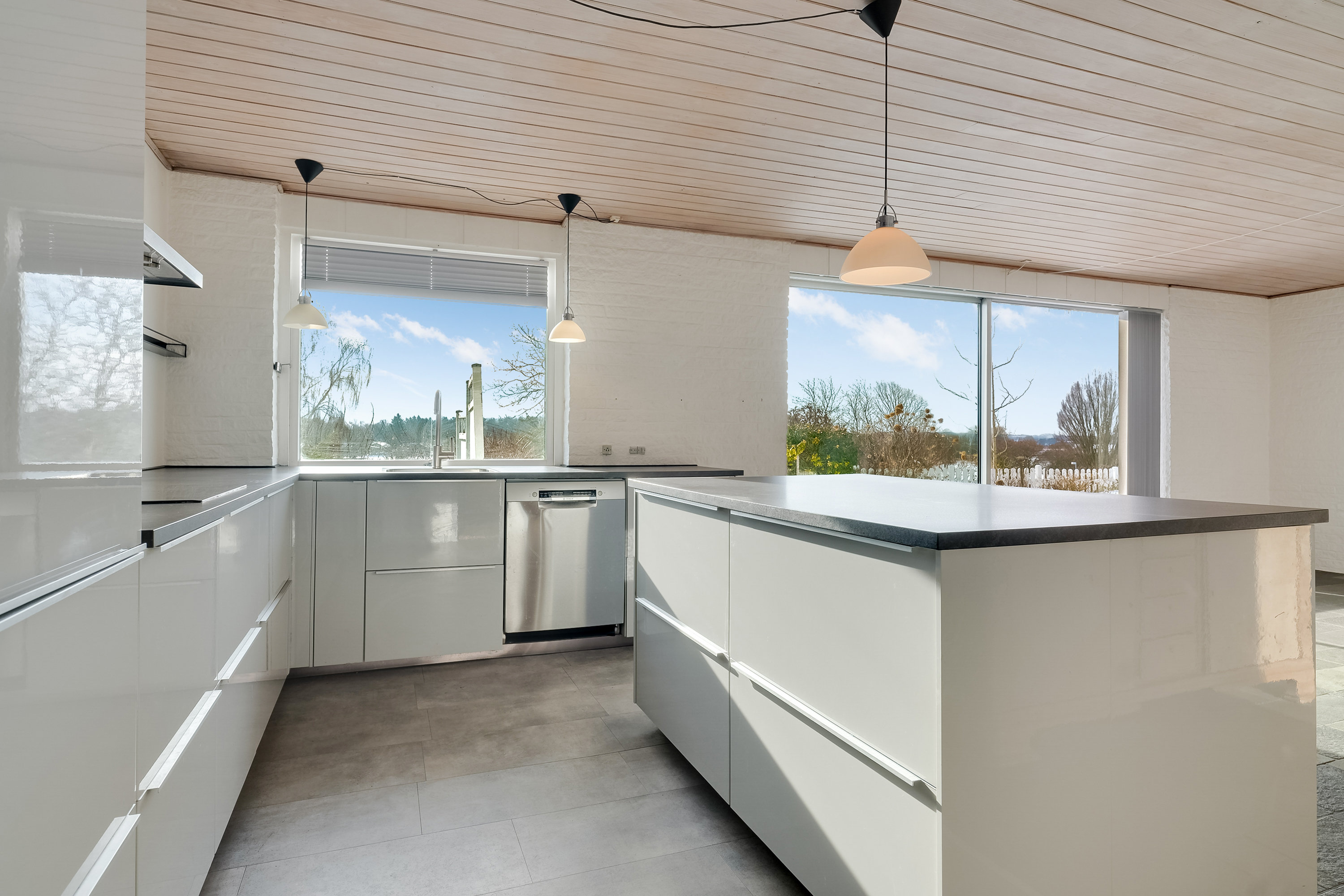 Fremhævet køkken billede i fuldskærmstilstand. Billede af Krokusvænget 3, 5540 Ullerslev