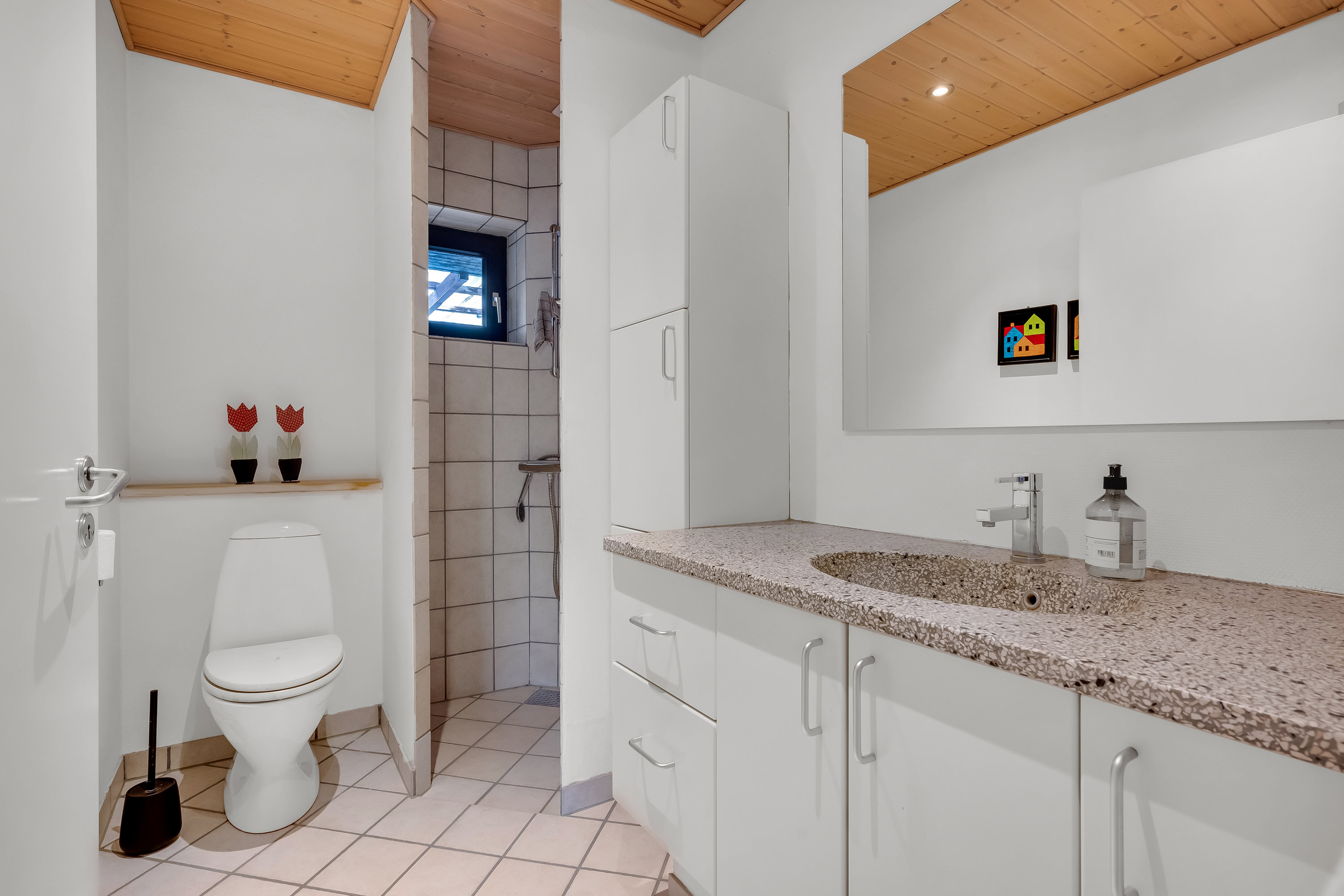 Fremhævet badeværelse billede i fuldskærmstilstand. Billede af Baunevej 6, 6960 Hvide Sande