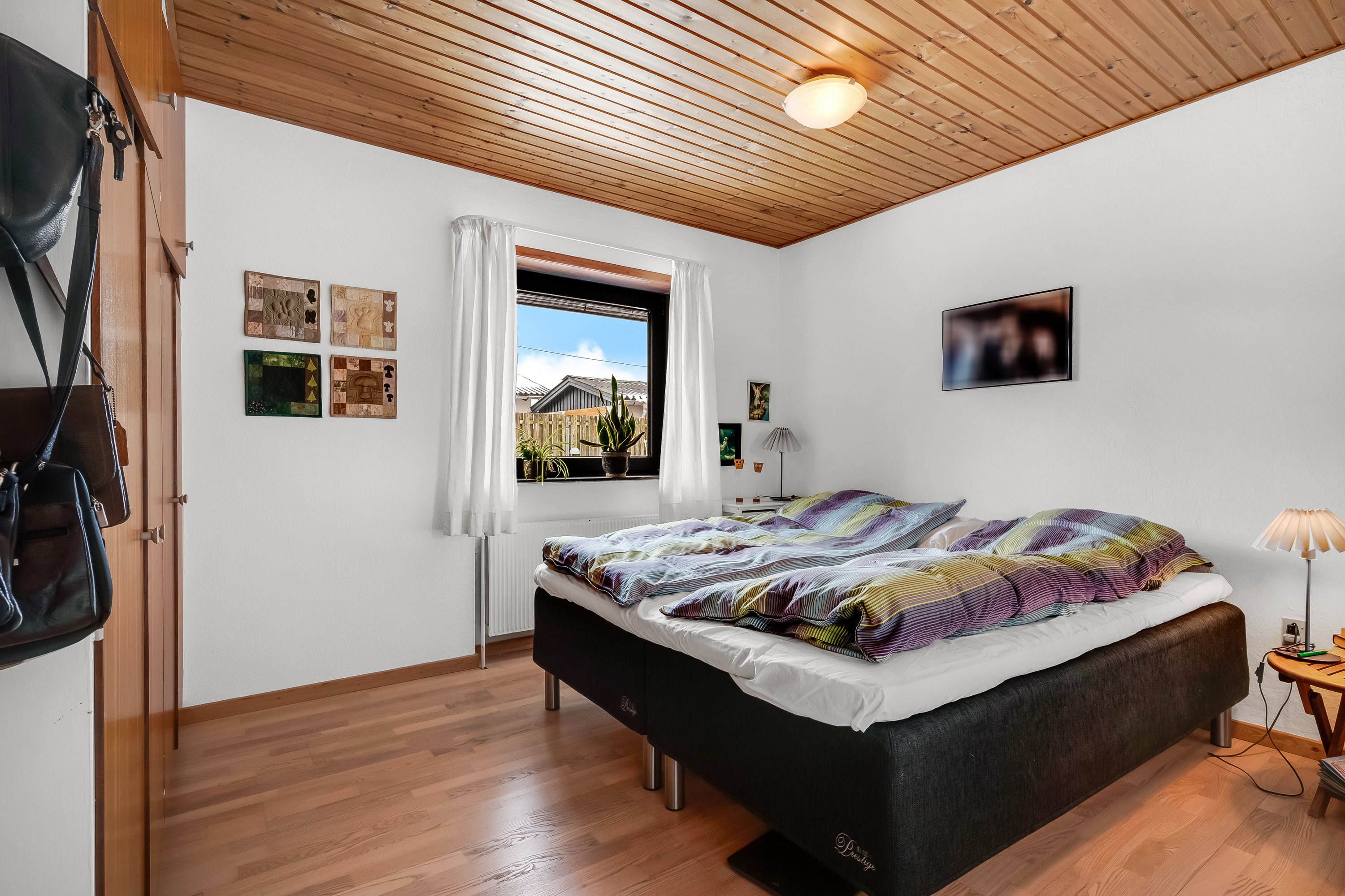 Fremhævet soveværelse billede i fuldskærmstilstand. Billede af Baunevej 6, 6960 Hvide Sande