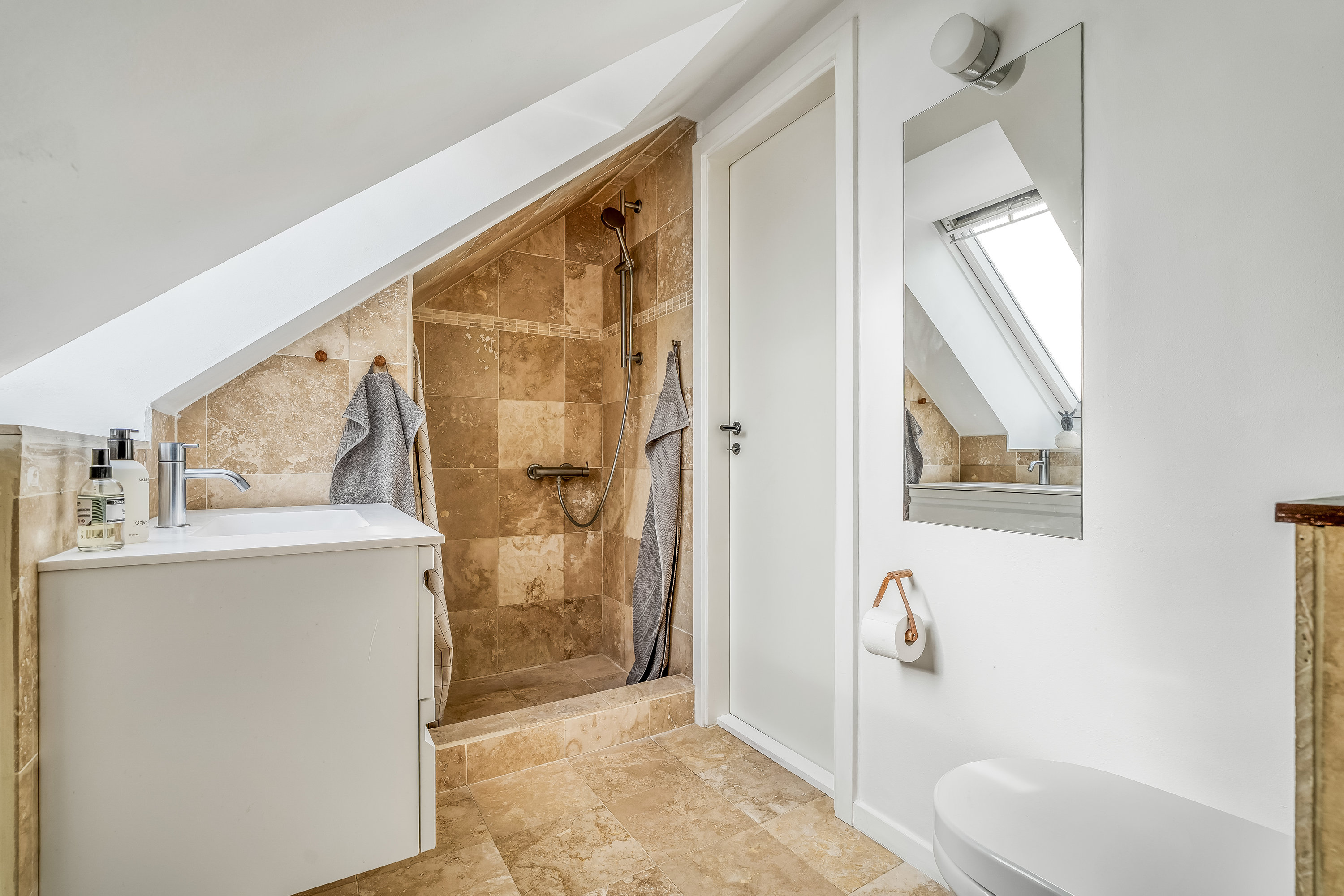 Fremhævet badeværelse billede i fuldskærmstilstand. Billede af Ringerbakken 35, 2830 Virum