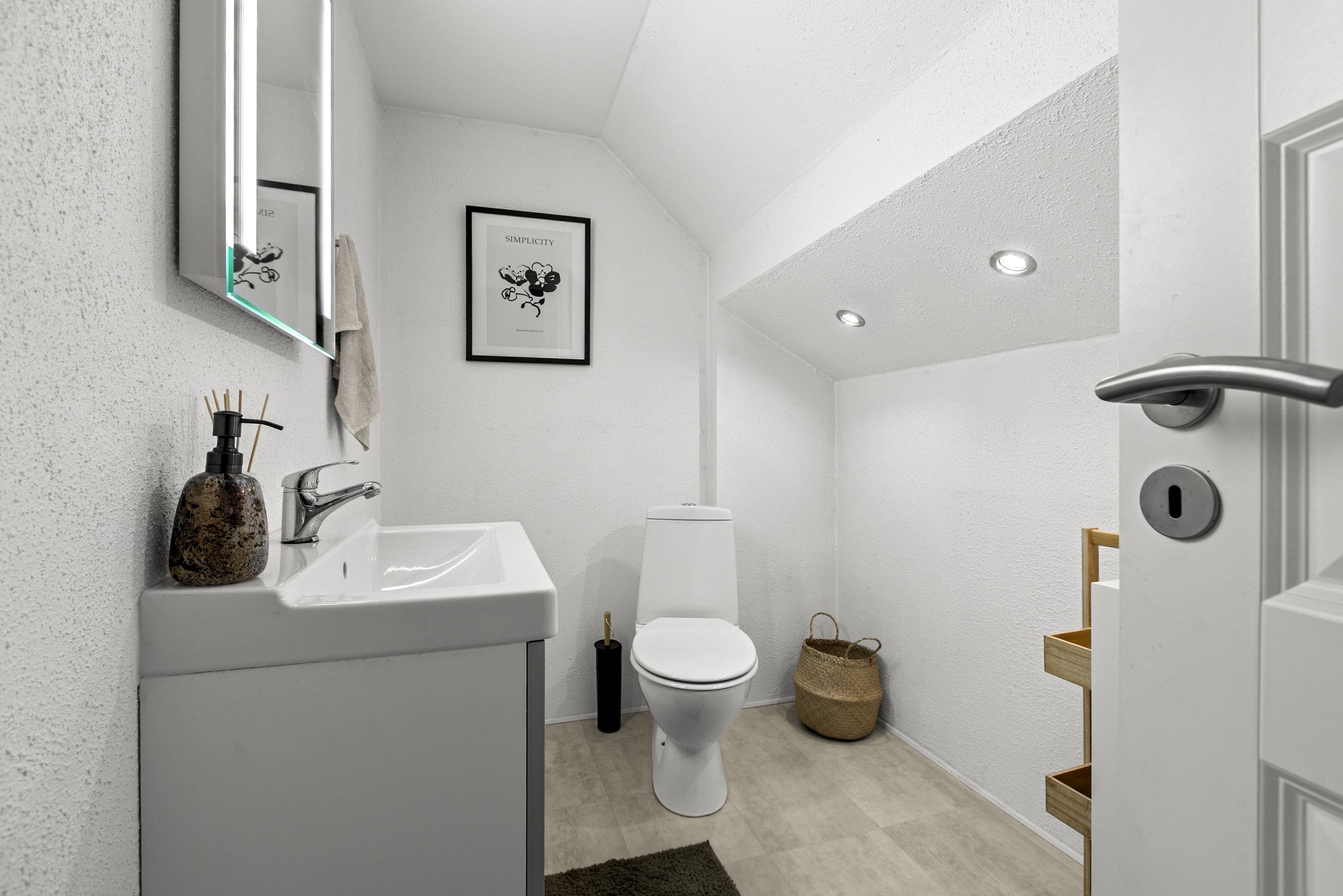 Fremhævet toilet billede i fuldskærmstilstand. Billede af Sandbyvej 62, Sandby, 4171 Glumsø