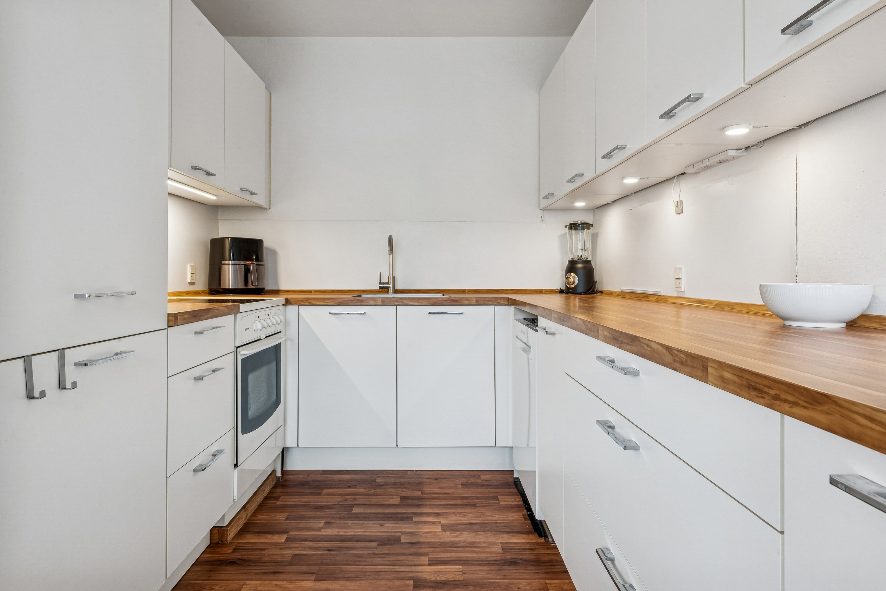 Fremhævet køkken billede i fuldskærmstilstand. Billede af Eremitageparken 329, st.. b., 2800 Kongens Lyngby