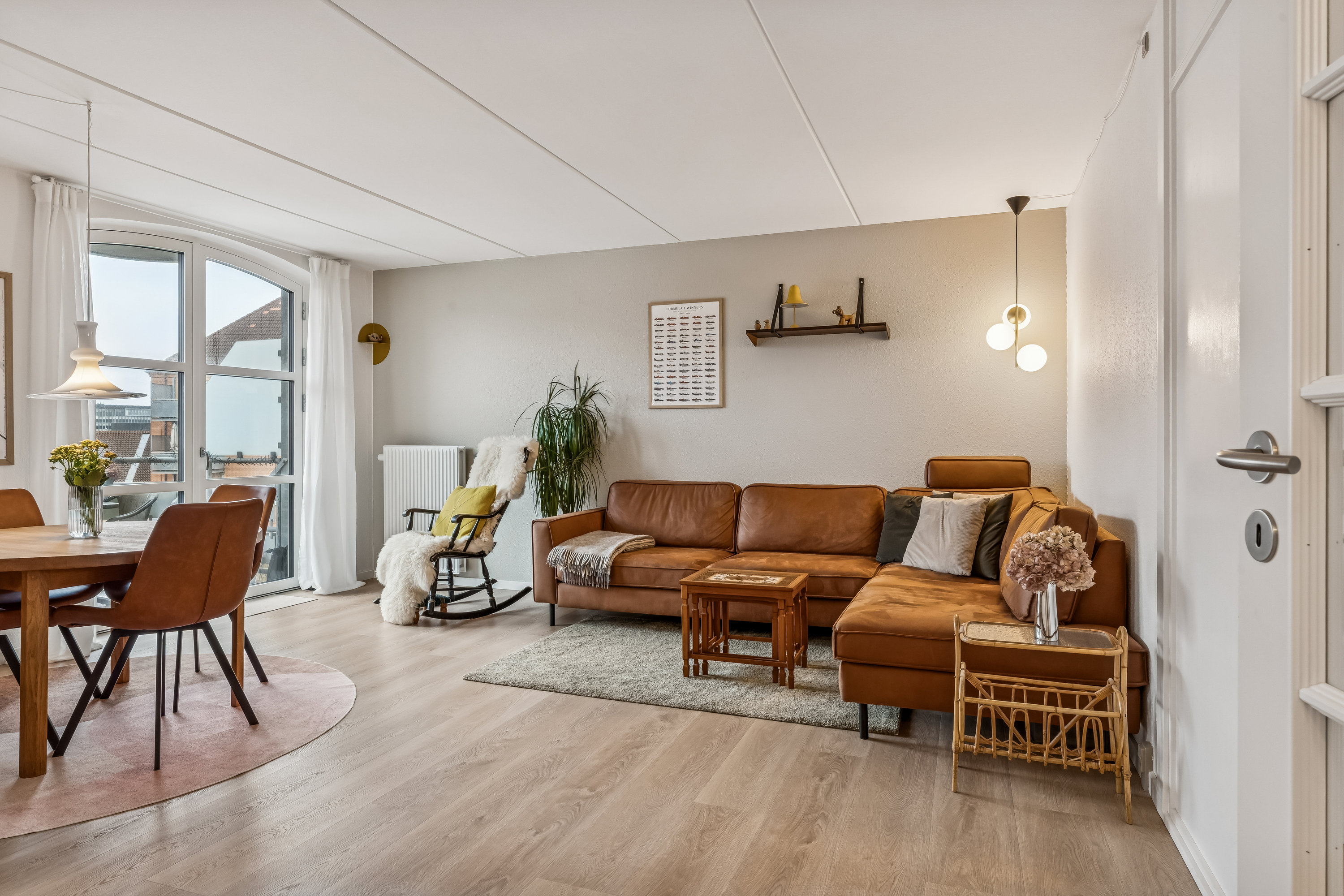 Fremhævet stue billede i fuldskærmstilstand. Billede af Sønderbro 4C, 2. th., 9000 Aalborg