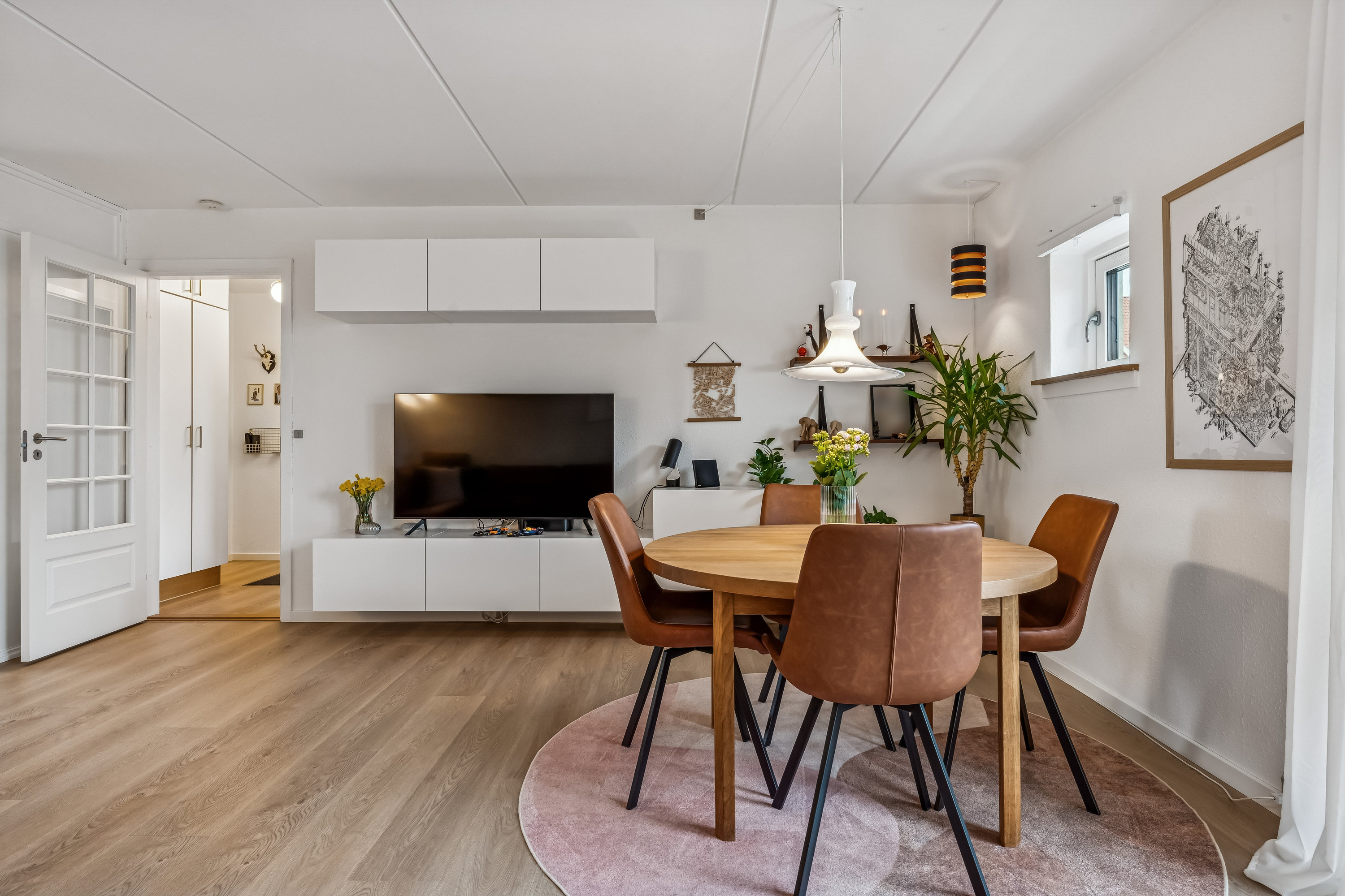 Fremhævet stue billede i fuldskærmstilstand. Billede af Sønderbro 4C, 2. th., 9000 Aalborg