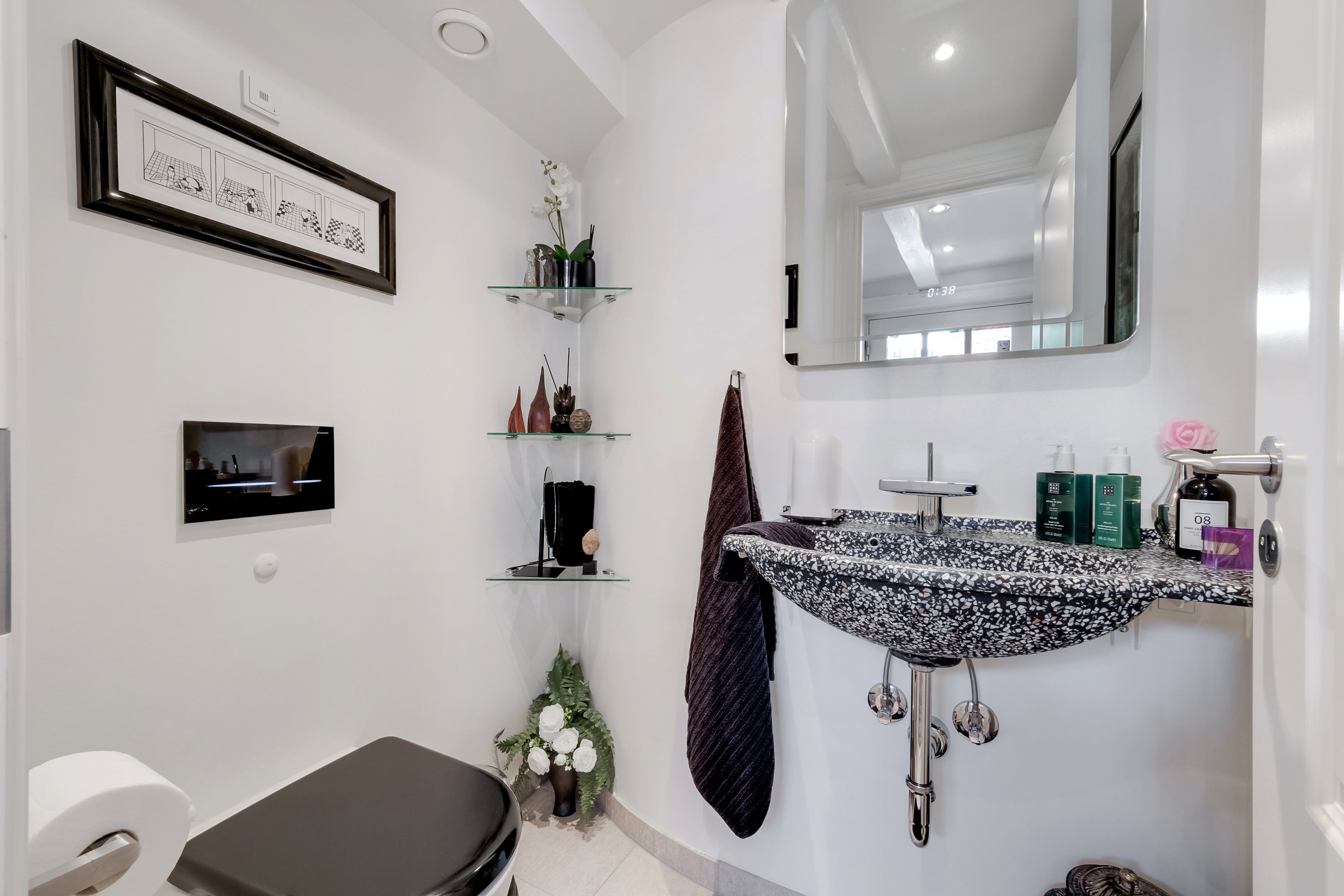 Fremhævet toilet billede i fuldskærmstilstand. Billede af Ramsherred 19, 5000 Odense C