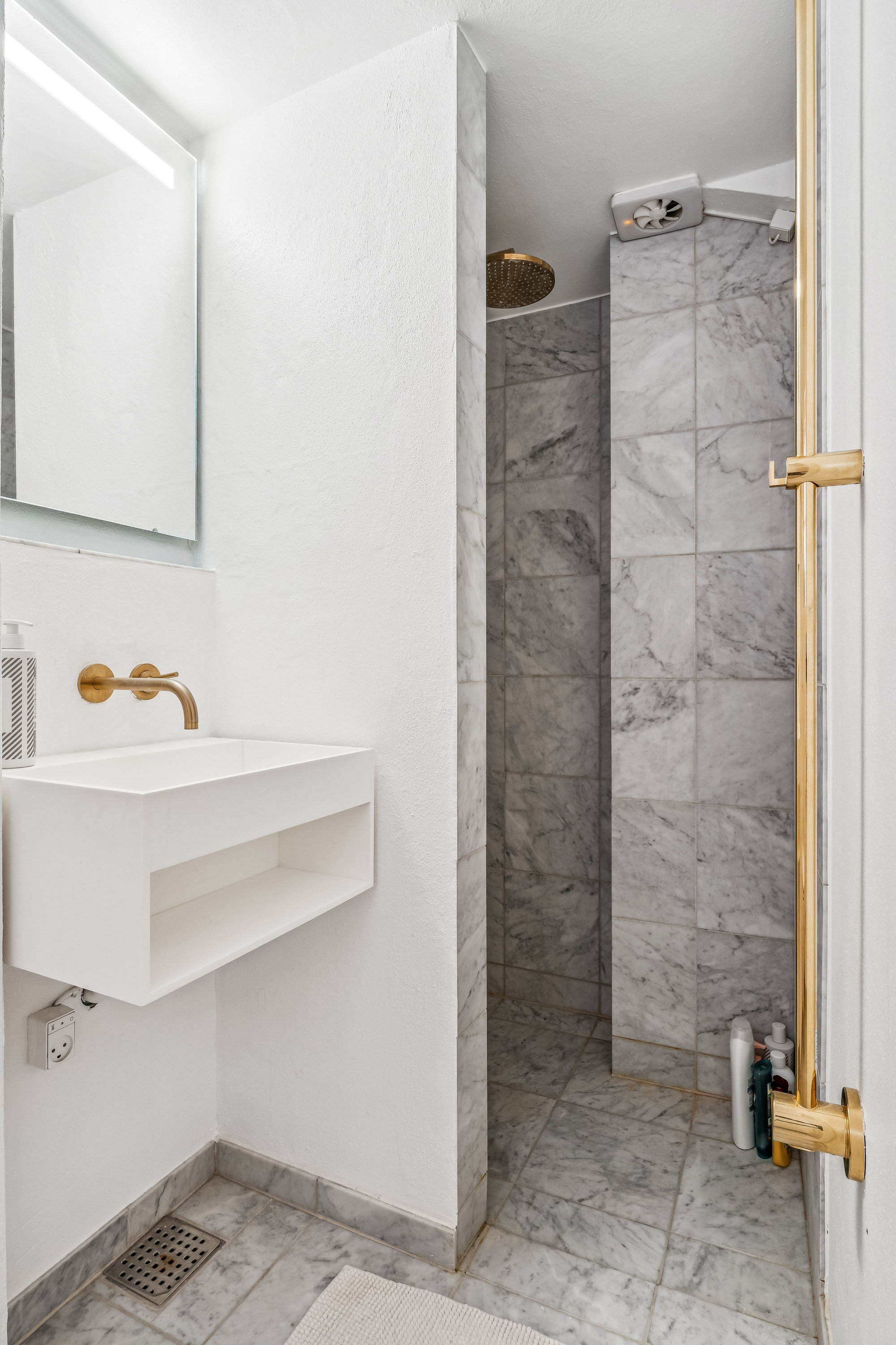 Fremhævet badeværelse billede i fuldskærmstilstand. Billede af Niels Hemmingsens Gade 3, 2. tv., 1153 København K