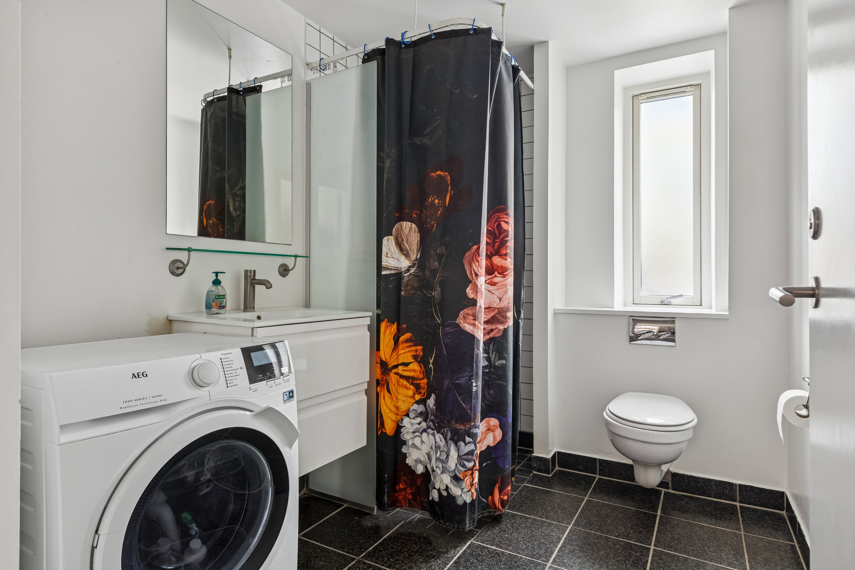 Fremhævet badeværelse billede i fuldskærmstilstand. Billede af Svinget 21, 2. tv., 2300 København S