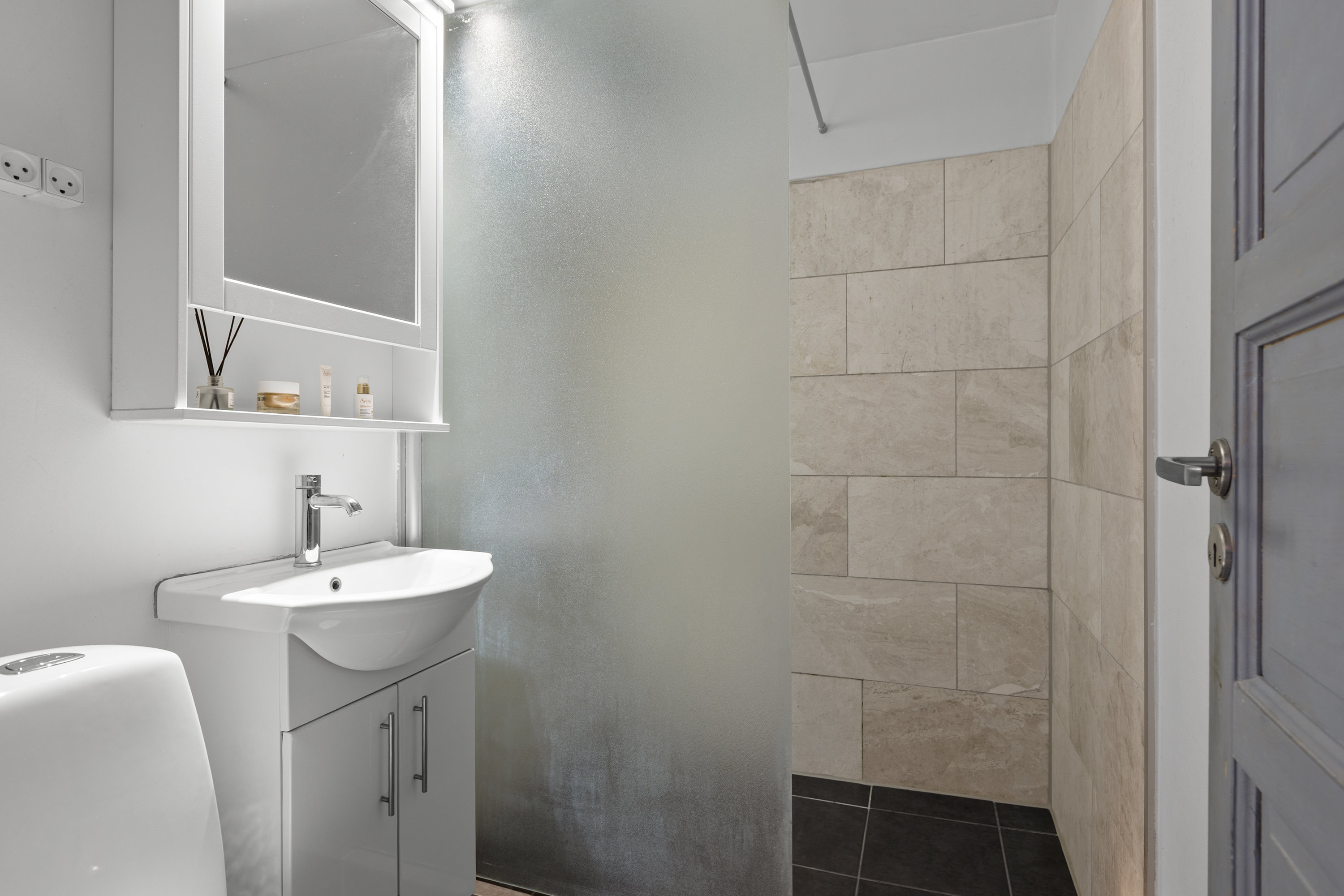 Fremhævet badeværelse billede i fuldskærmstilstand. Billede af Dommervænget 6D, 1. th., 4000 Roskilde