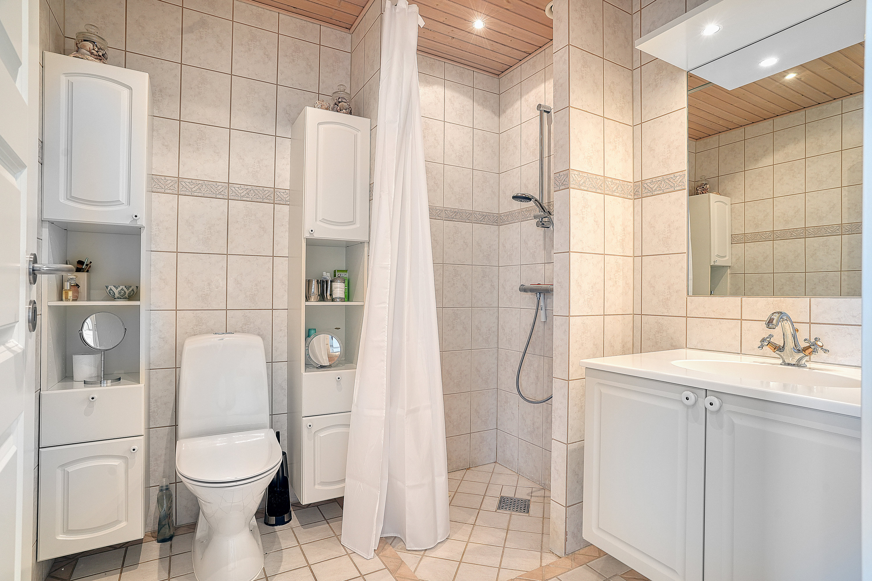 Fremhævet badeværelse billede i fuldskærmstilstand. Billede af Rolighedsparken 42, 3060 Espergærde