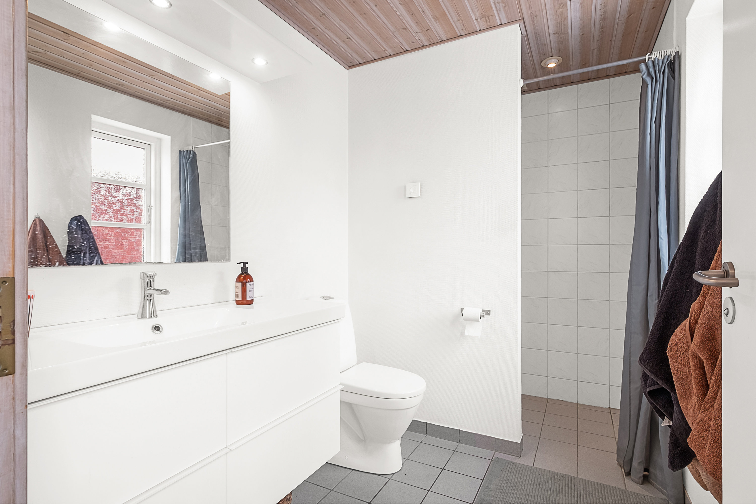 Fremhævet badeværelse billede i fuldskærmstilstand. Billede af Sensommervej 133, 8530 Hjortshøj