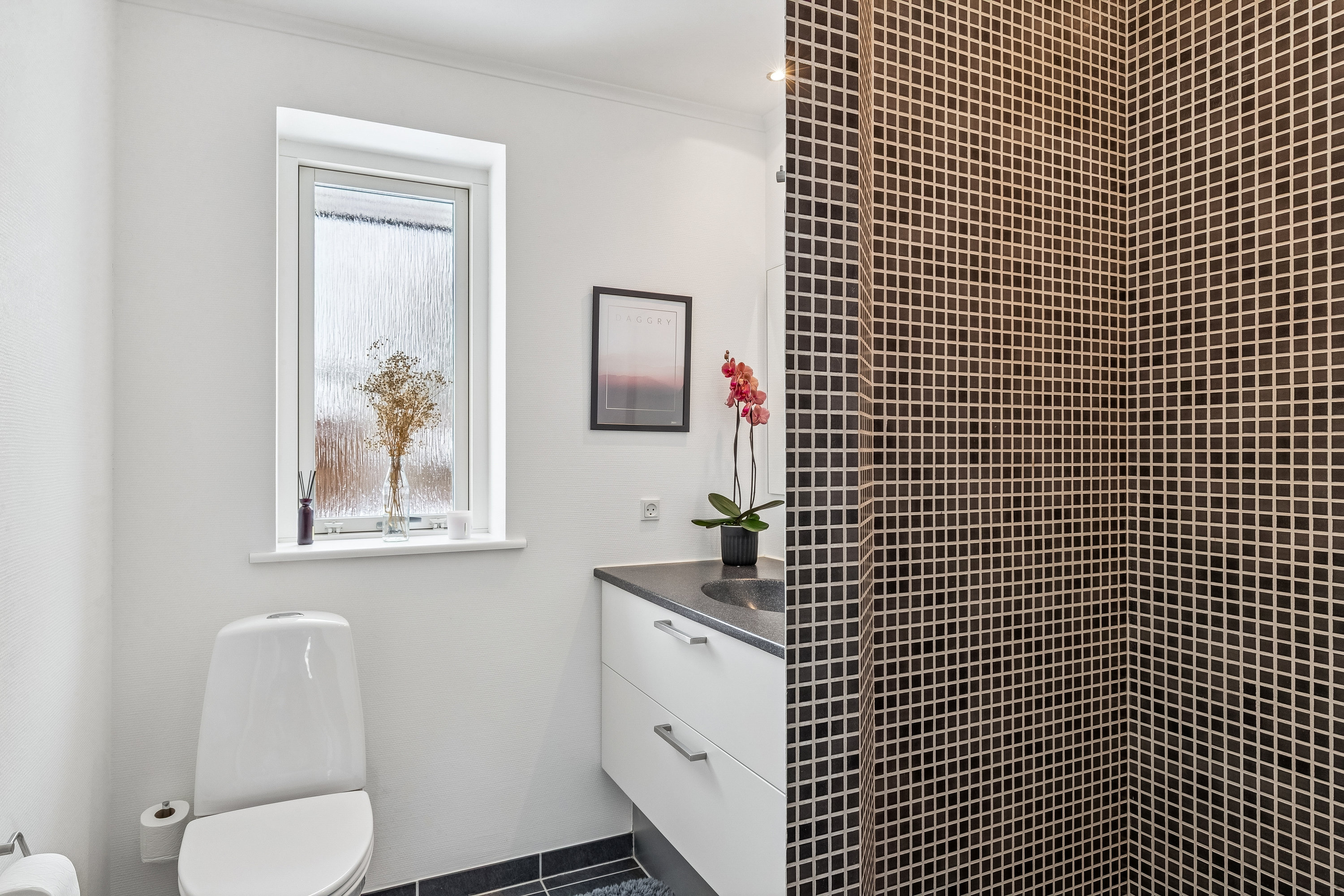 Fremhævet badeværelse billede i fuldskærmstilstand. Billede af Dyrhøj 9, 6300 Gråsten