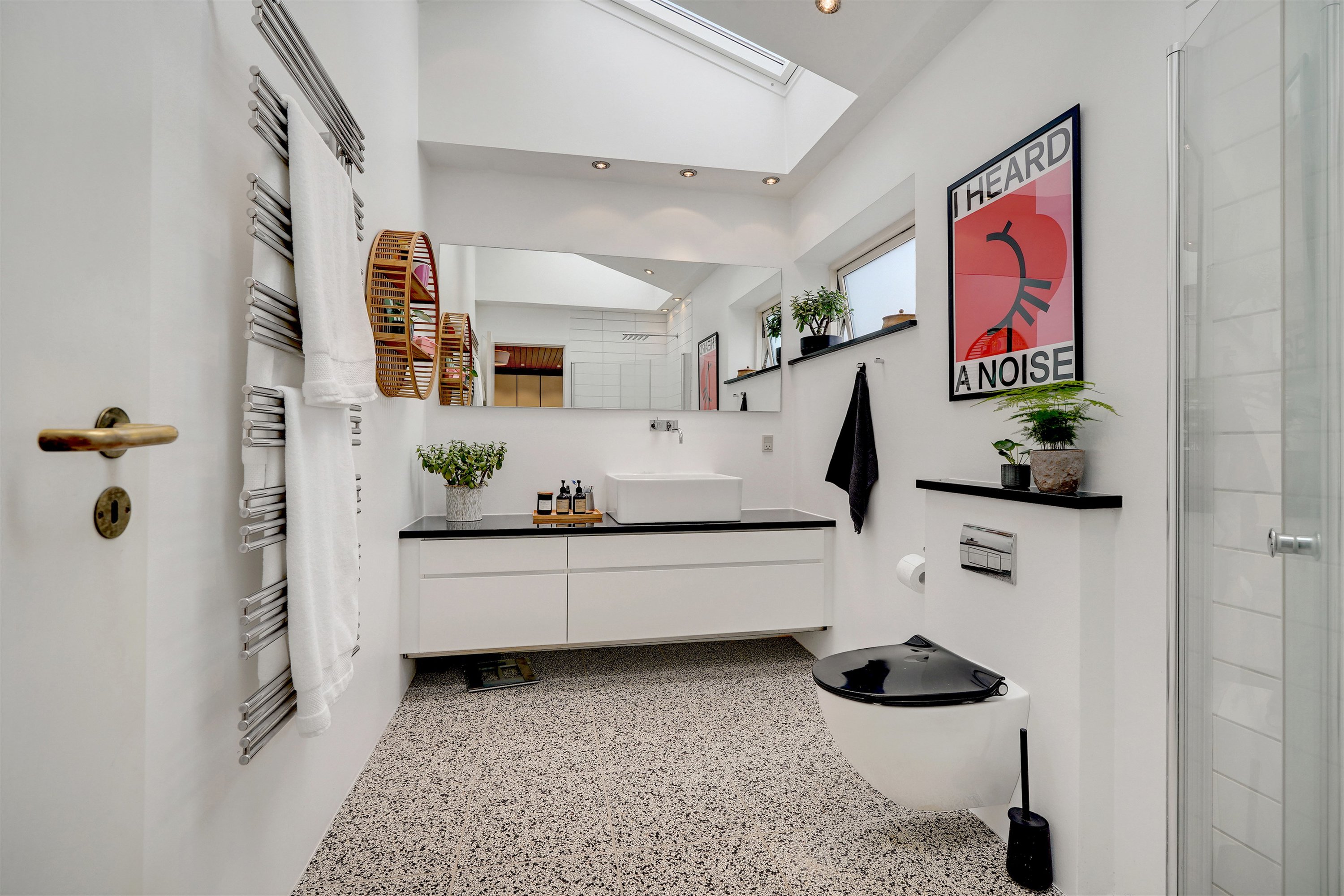 Fremhævet badeværelse billede i fuldskærmstilstand. Billede af Skovparken 410, 7190 Billund