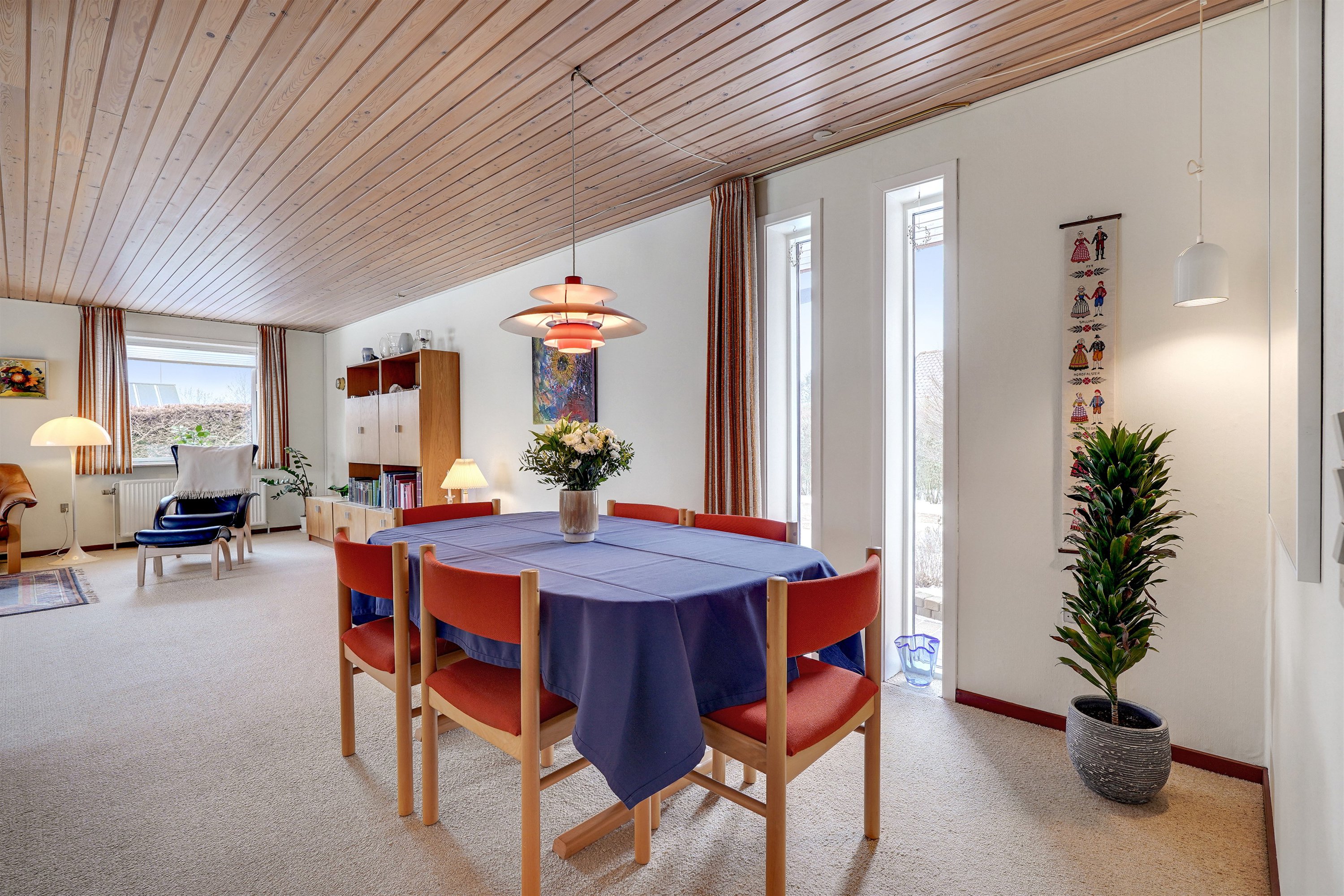 Fremhævet spisestue billede i fuldskærmstilstand. Billede af Sønderkær 214, 7190 Billund