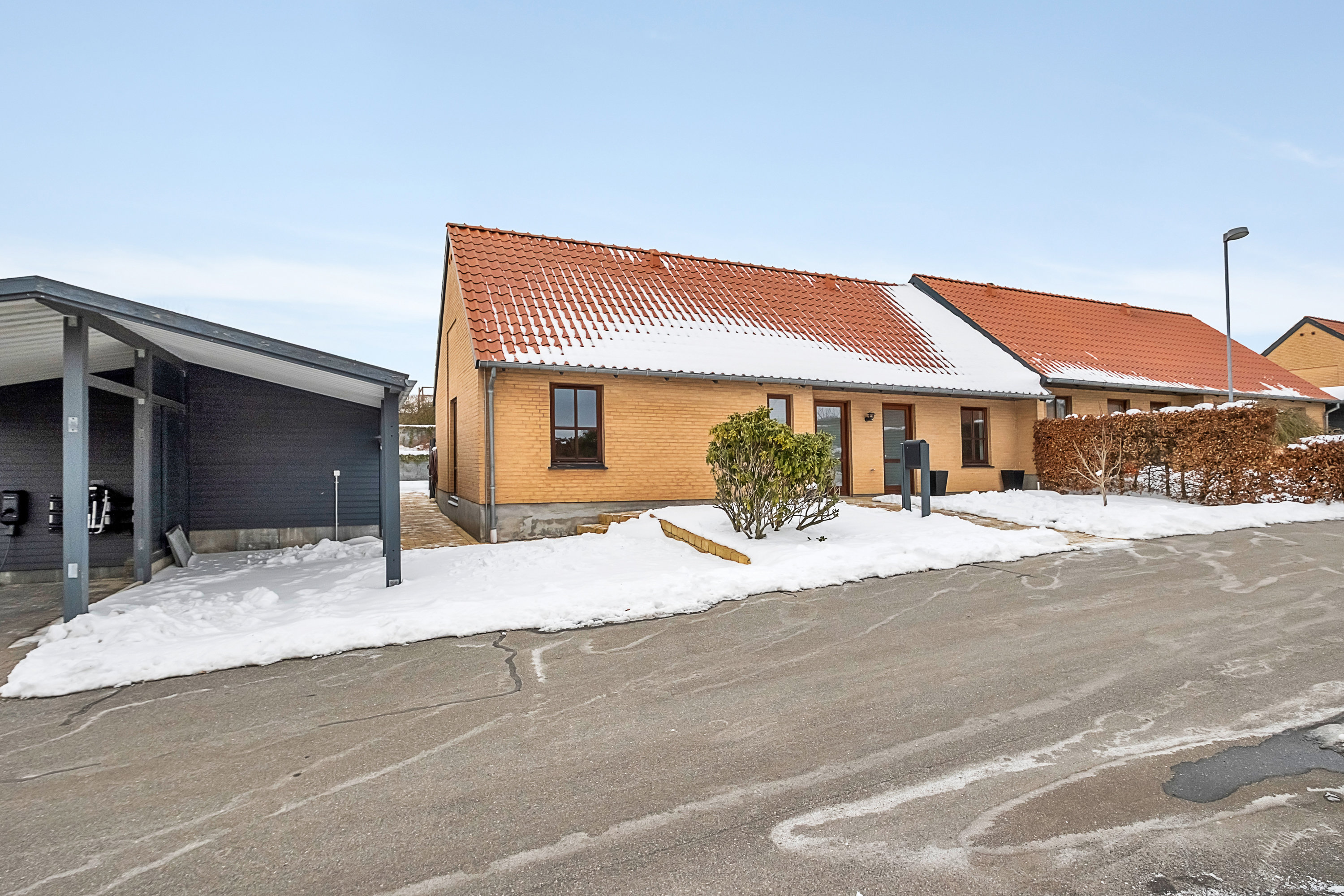 Fremhævet facade billede i fuldskærmstilstand. Billede af Ellebæk Parkvej 24, 8520 Lystrup