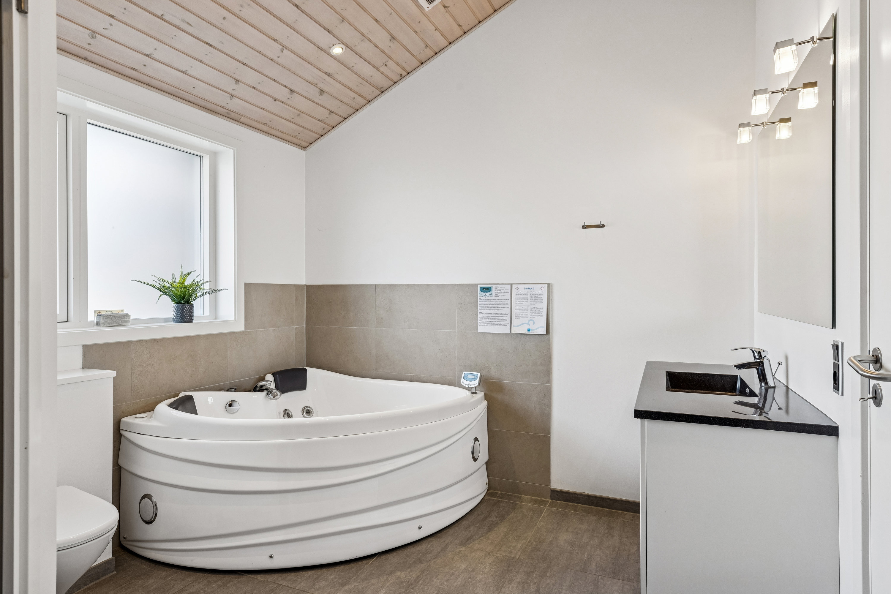 Fremhævet badeværelse billede i fuldskærmstilstand. Billede af Søstjerneparken 30, Købingsmark, 6430 Nordborg