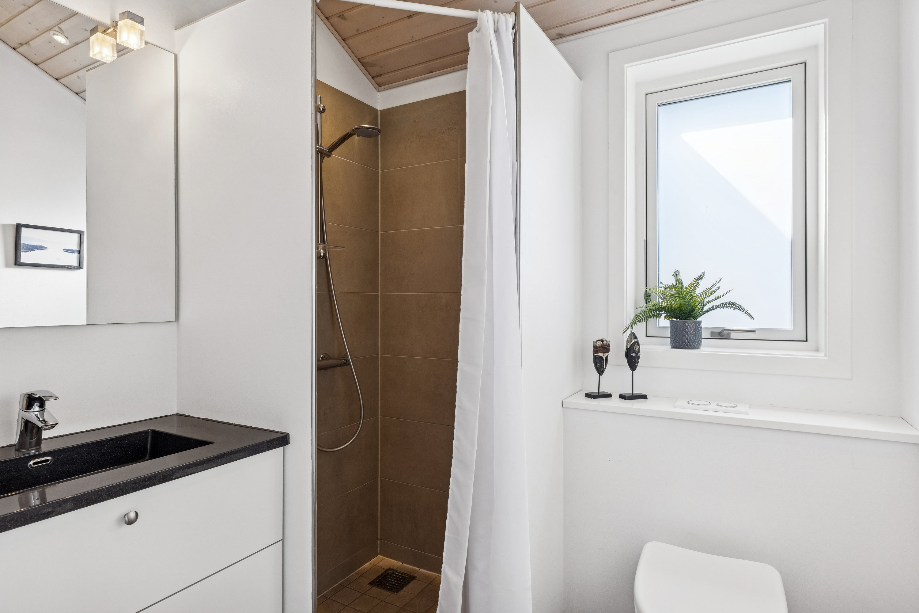 Fremhævet badeværelse billede i fuldskærmstilstand. Billede af Søstjerneparken 30, Købingsmark, 6430 Nordborg