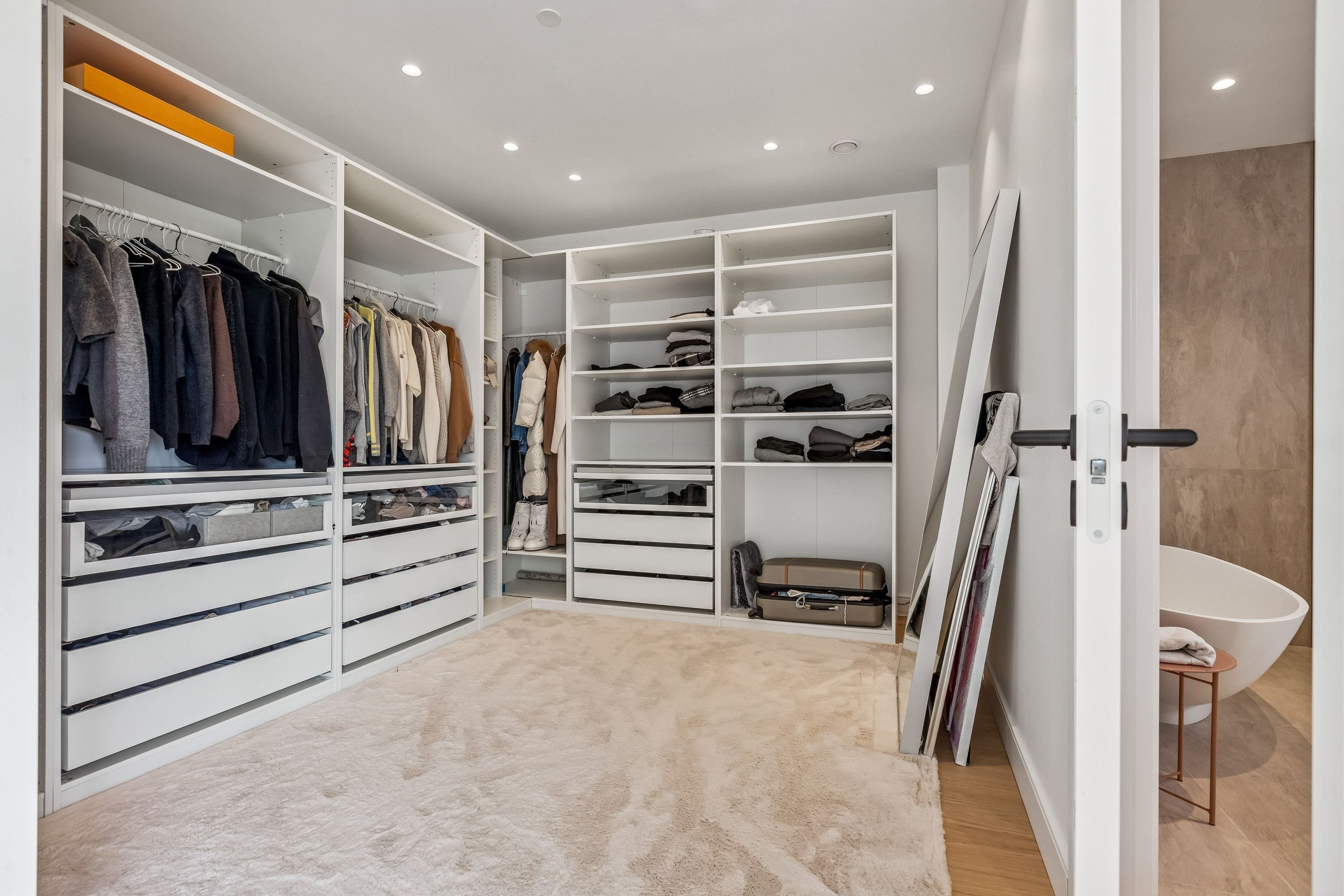 Fremhævet gang billede i fuldskærmstilstand. Billede af Jerslev Alle 39, 2770 Kastrup