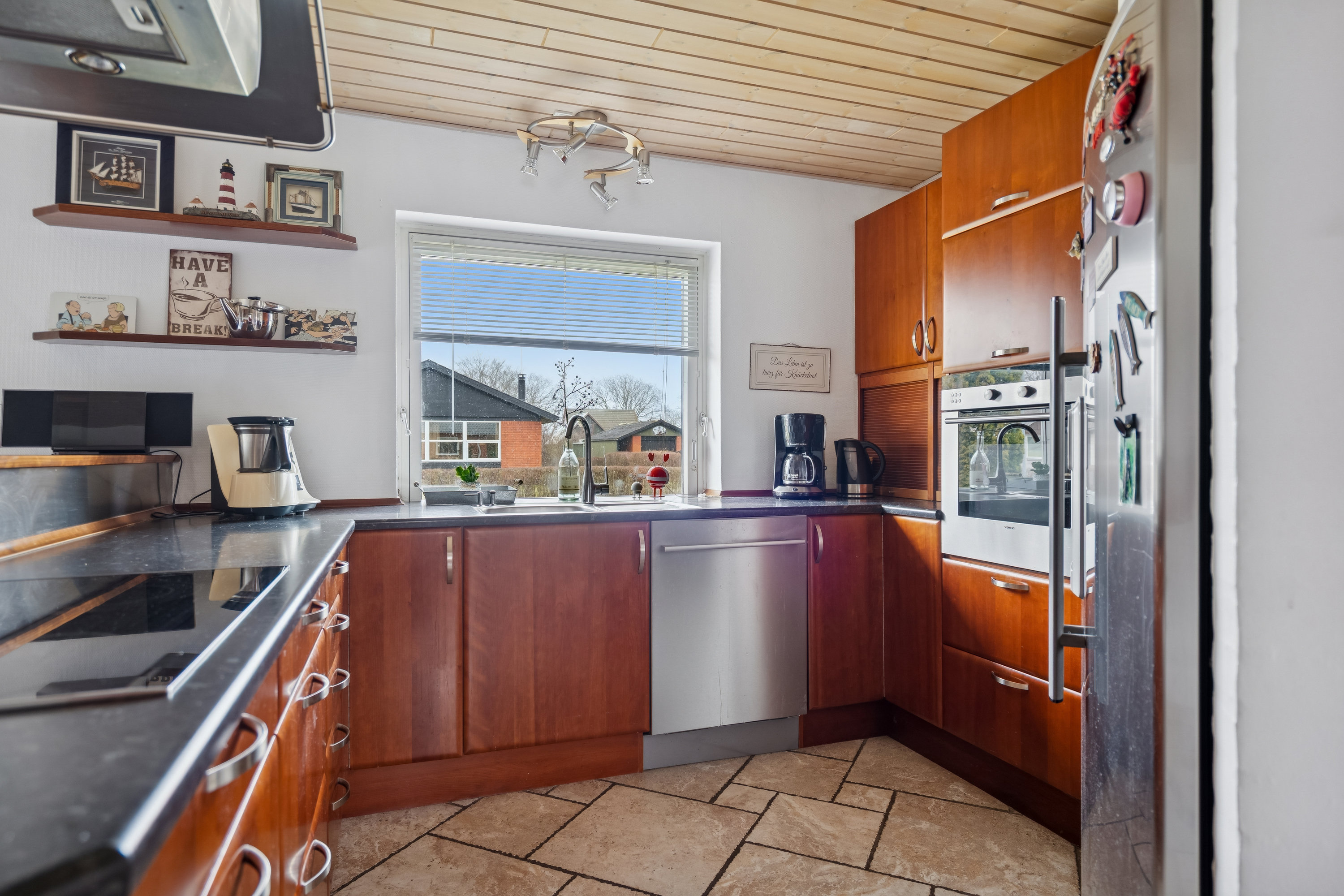 Fremhævet køkken billede i fuldskærmstilstand. Billede af Kromarksvej 7, Byrum, 9940 Læsø