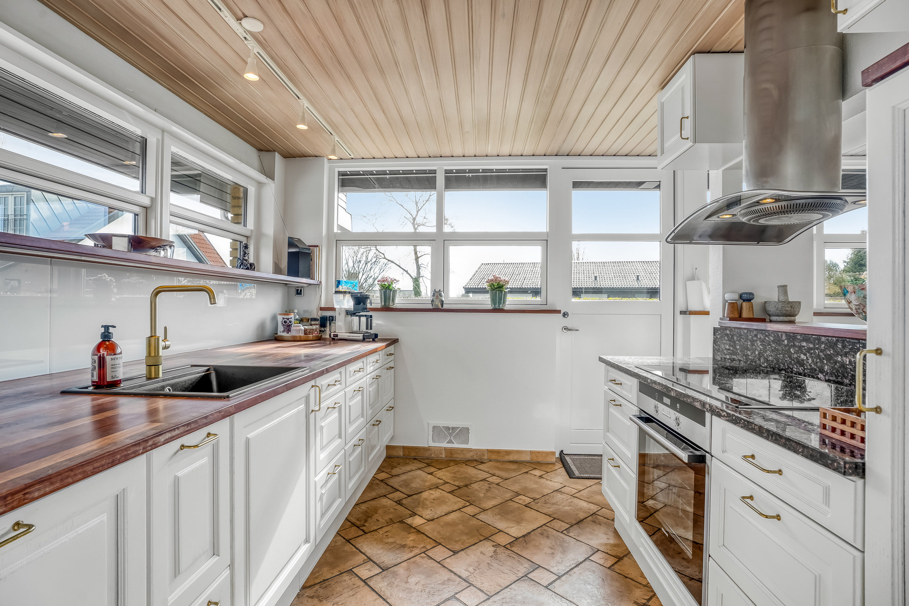 Fremhævet køkken billede i fuldskærmstilstand. Billede af Fyrrevænget 11, Sundby, 4800 Nykøbing F